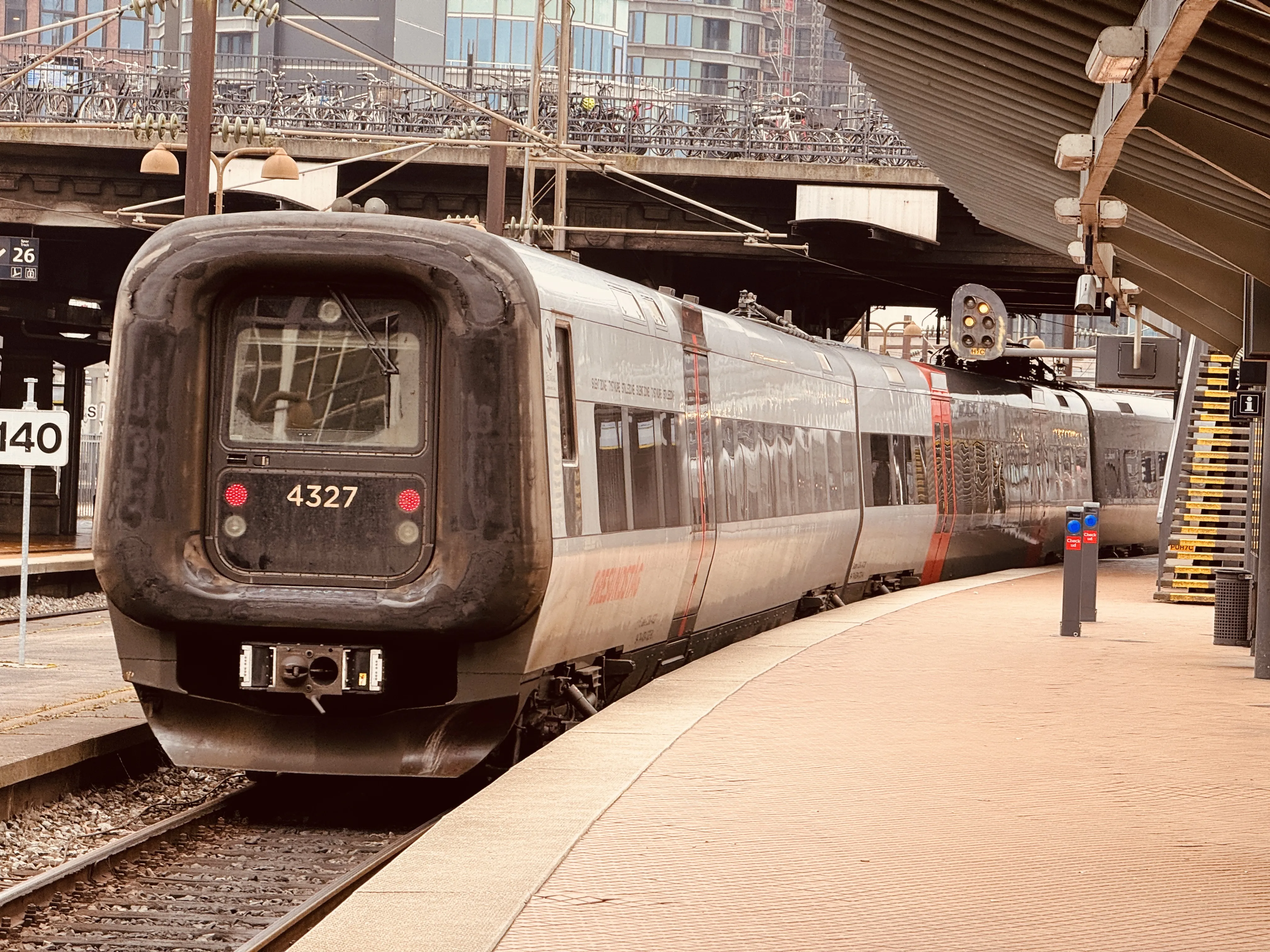 Billede af DSB ET 4327 fotograferet ud for København Hovedbanegård.