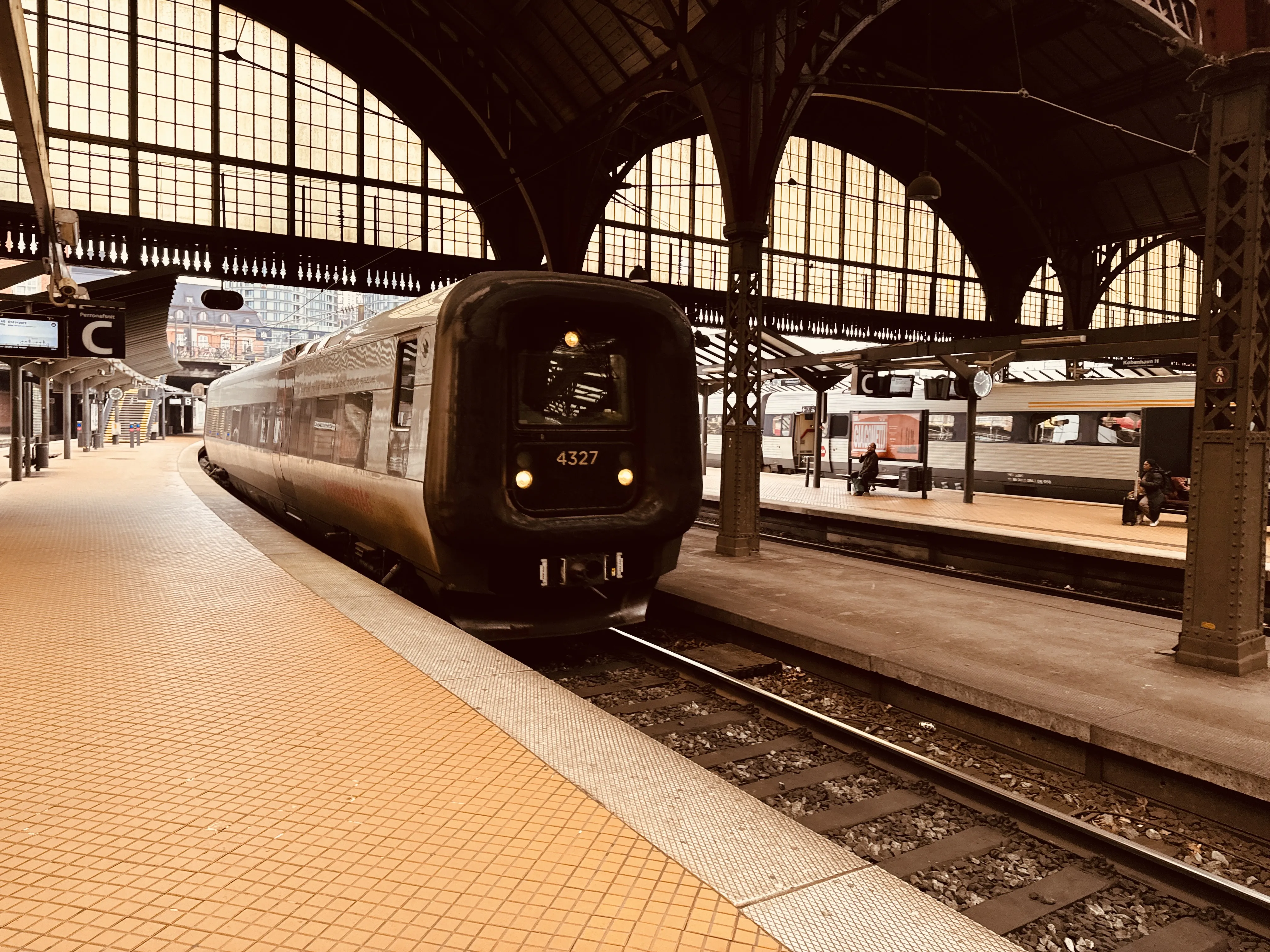 Billede af DSB ET 4327 fotograferet ud for København Hovedbanegård.