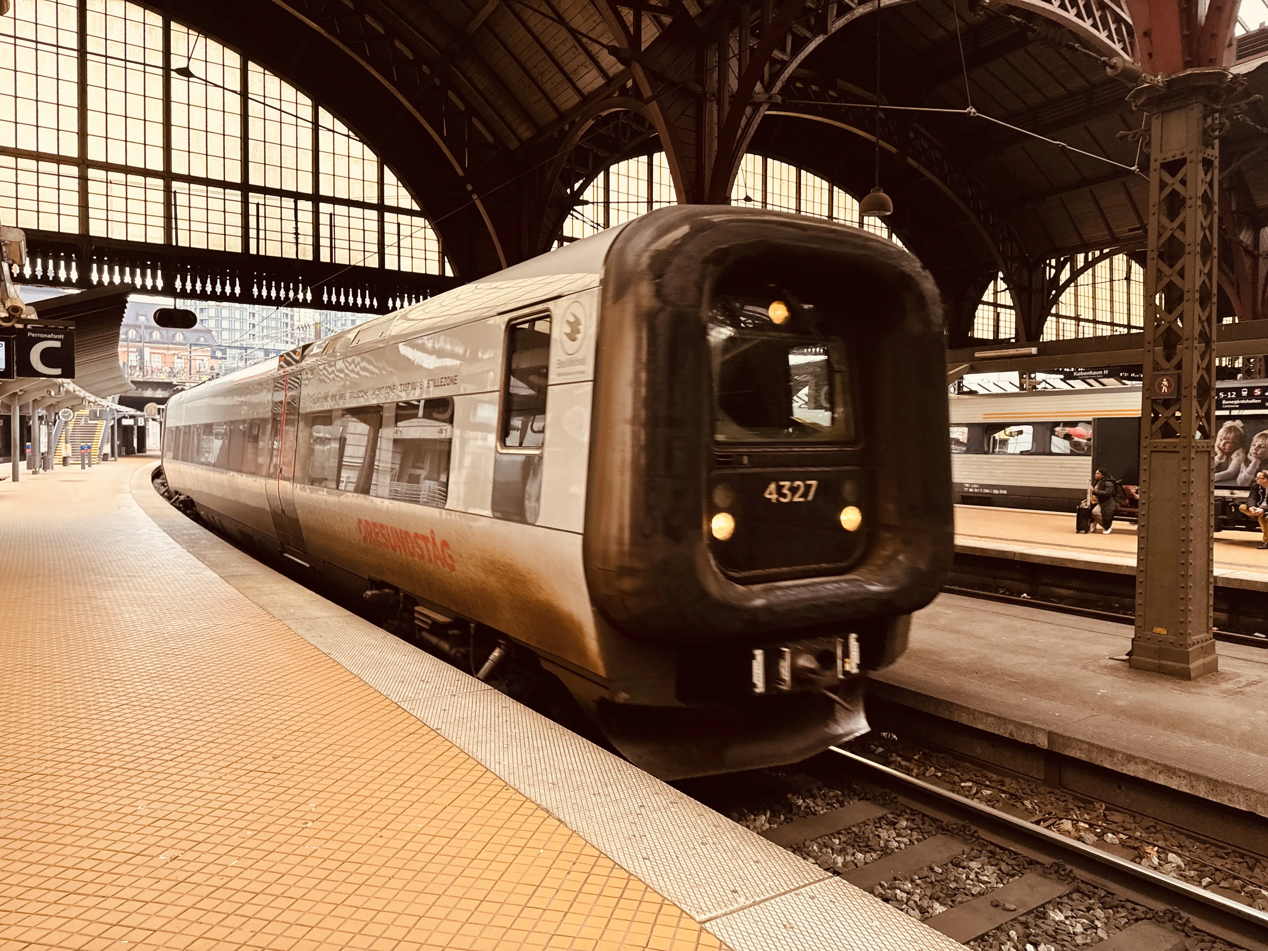 Billede af DSB ET 4327 fotograferet ud for København Hovedbanegård.