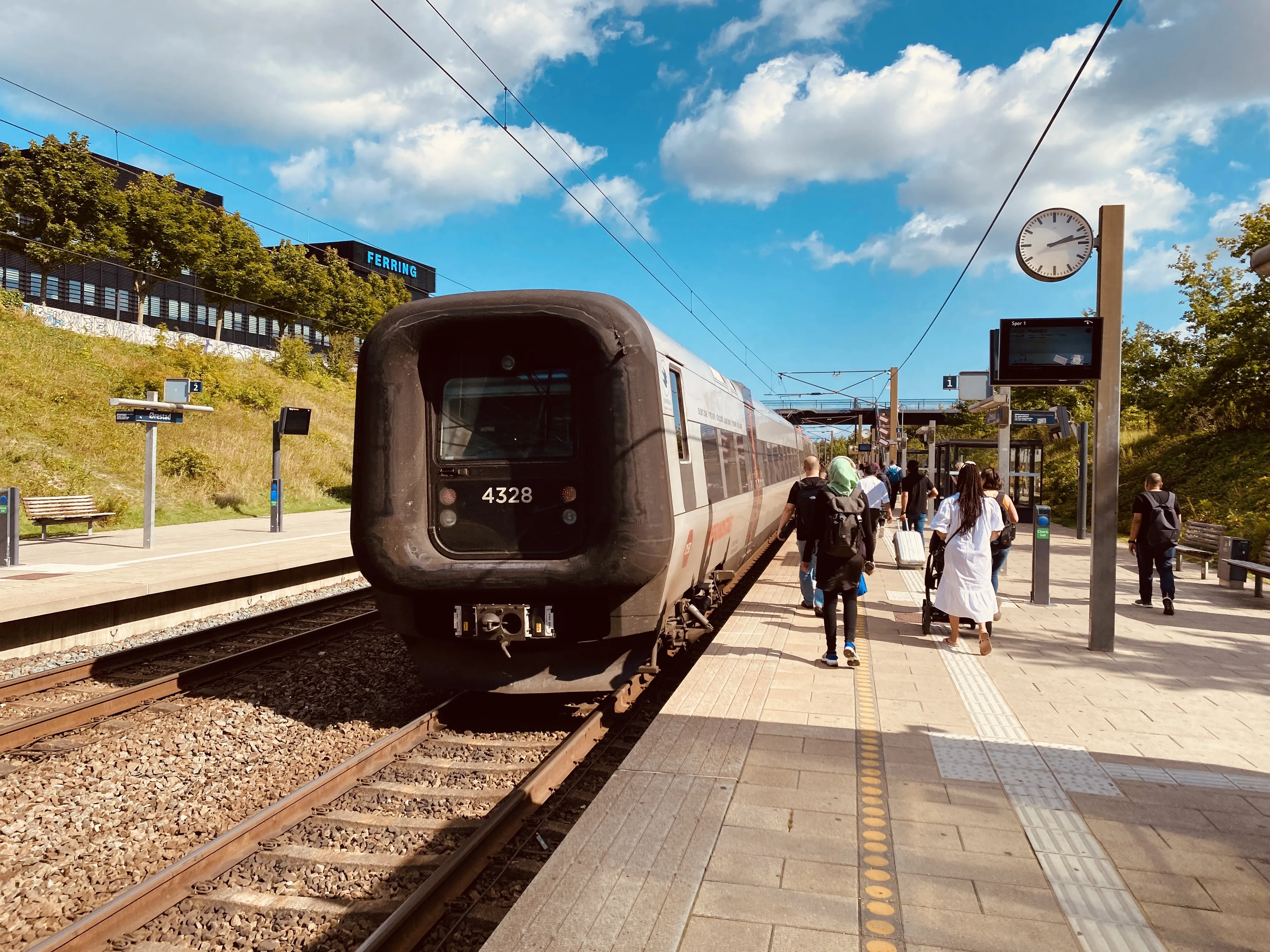 Billede af DSB ET 4328 fotograferet ud for Ørestad Trinbræt.