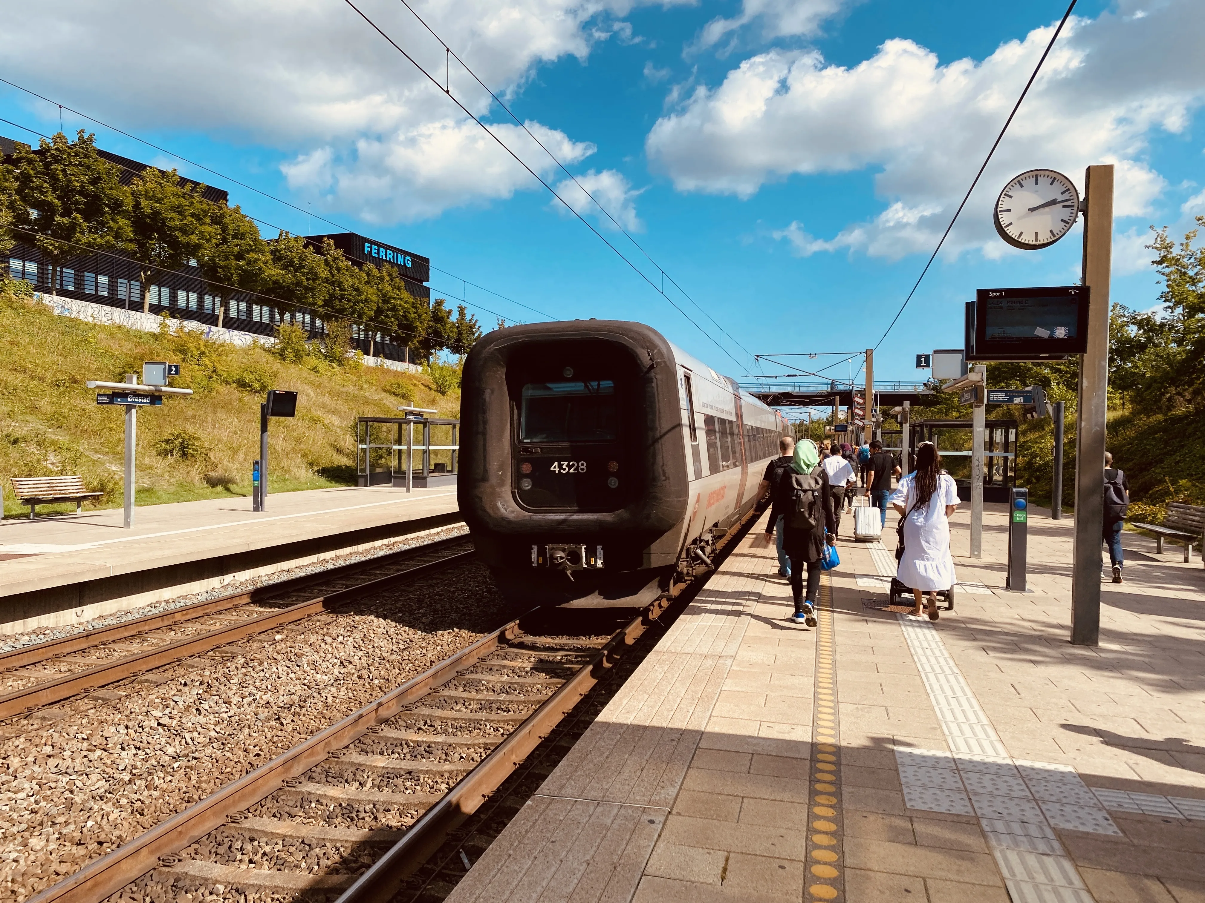 Billede af DSB ET 4328 fotograferet ud for Ørestad Trinbræt.