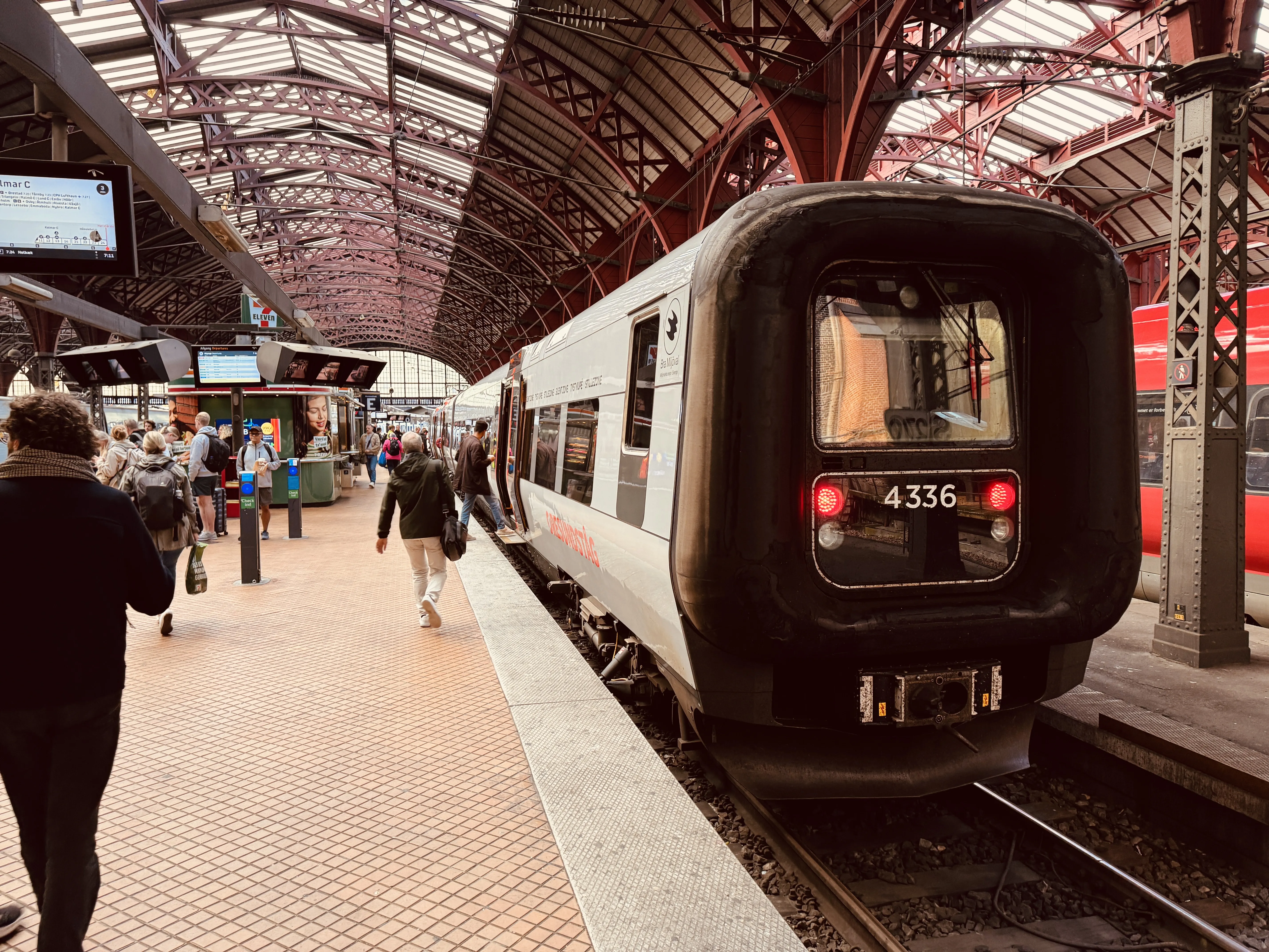 Billede af DSB ET 4336 fotograferet ud for København Hovedbanegård.