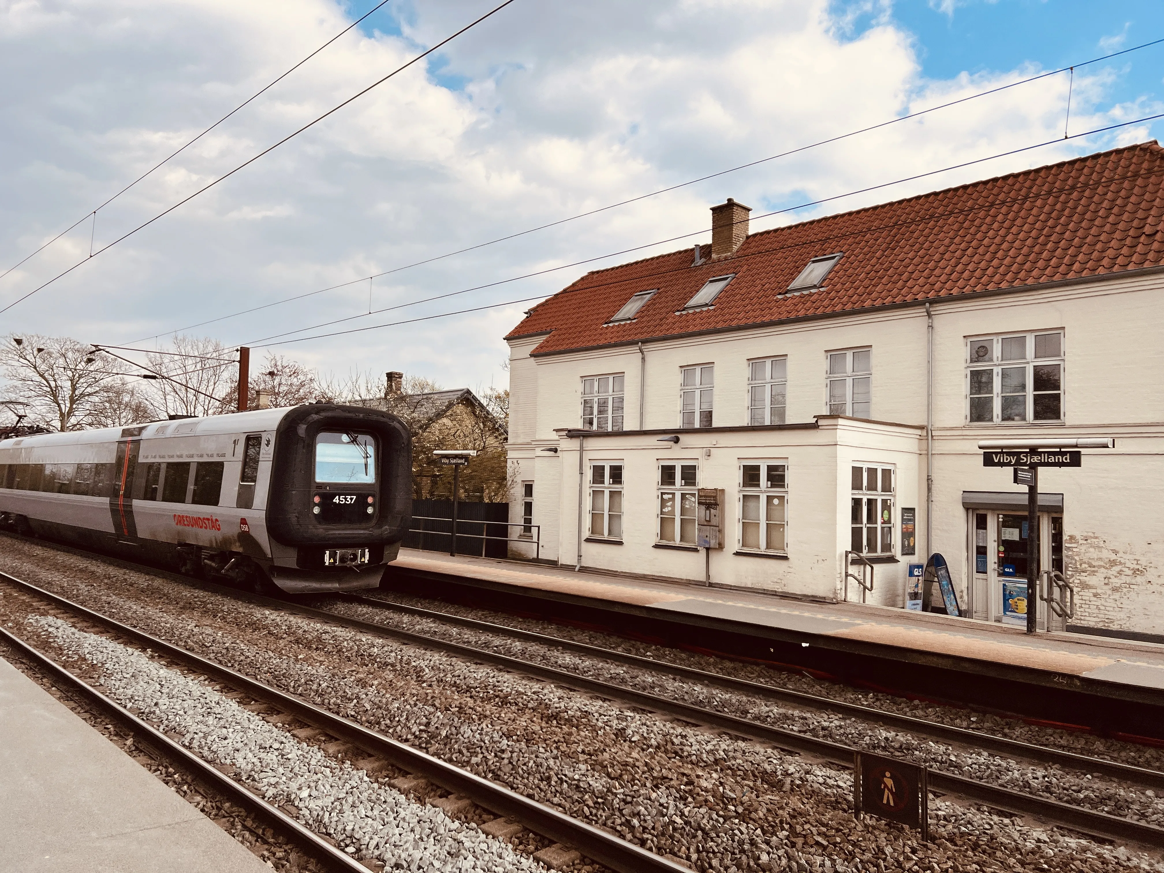 Billede af DSB ET 4337 fotograferet ud for Viby Sjælland Station.