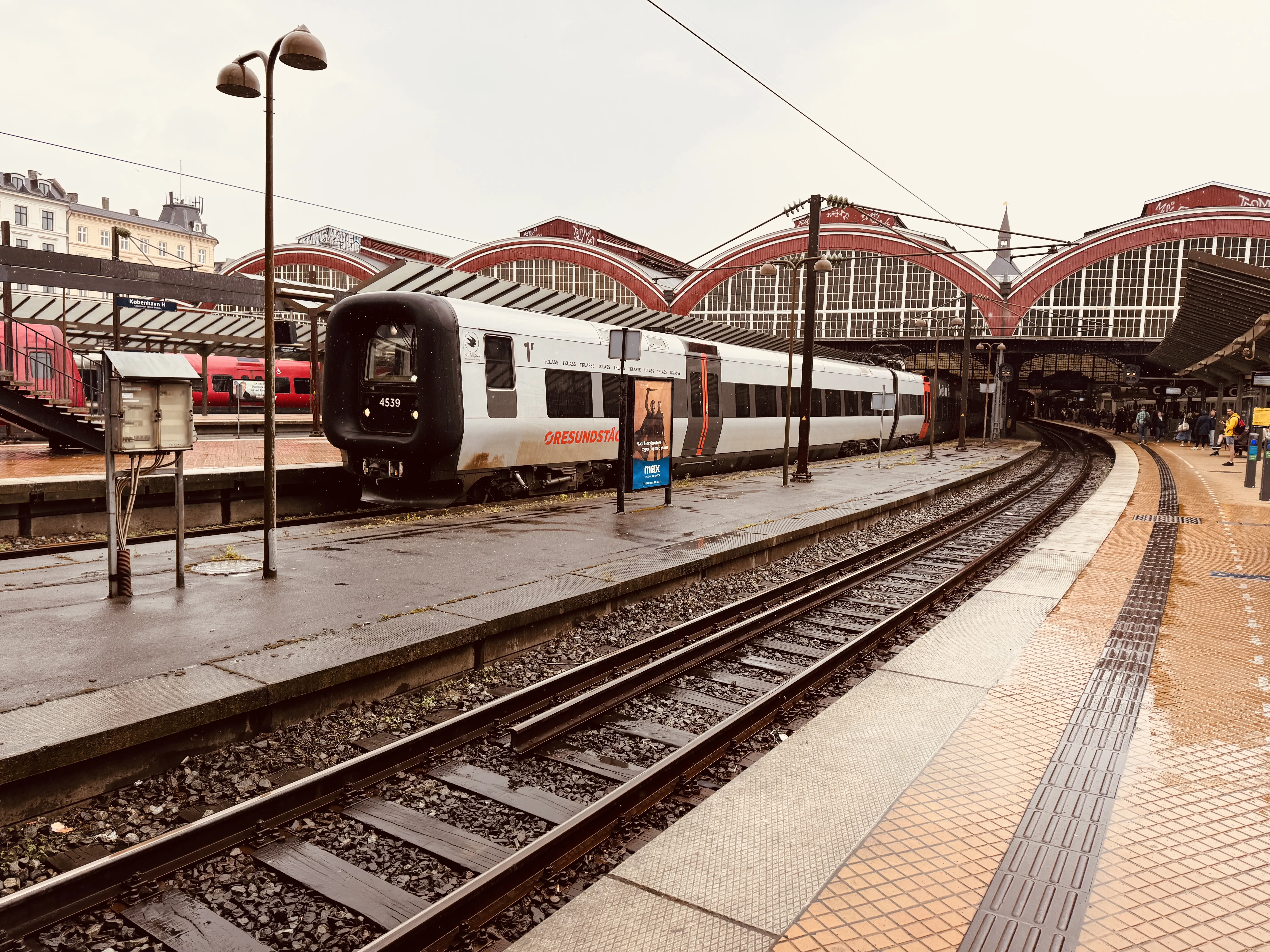 Billede af DSB ET 4339 fotograferet ud for København Hovedbanegård.