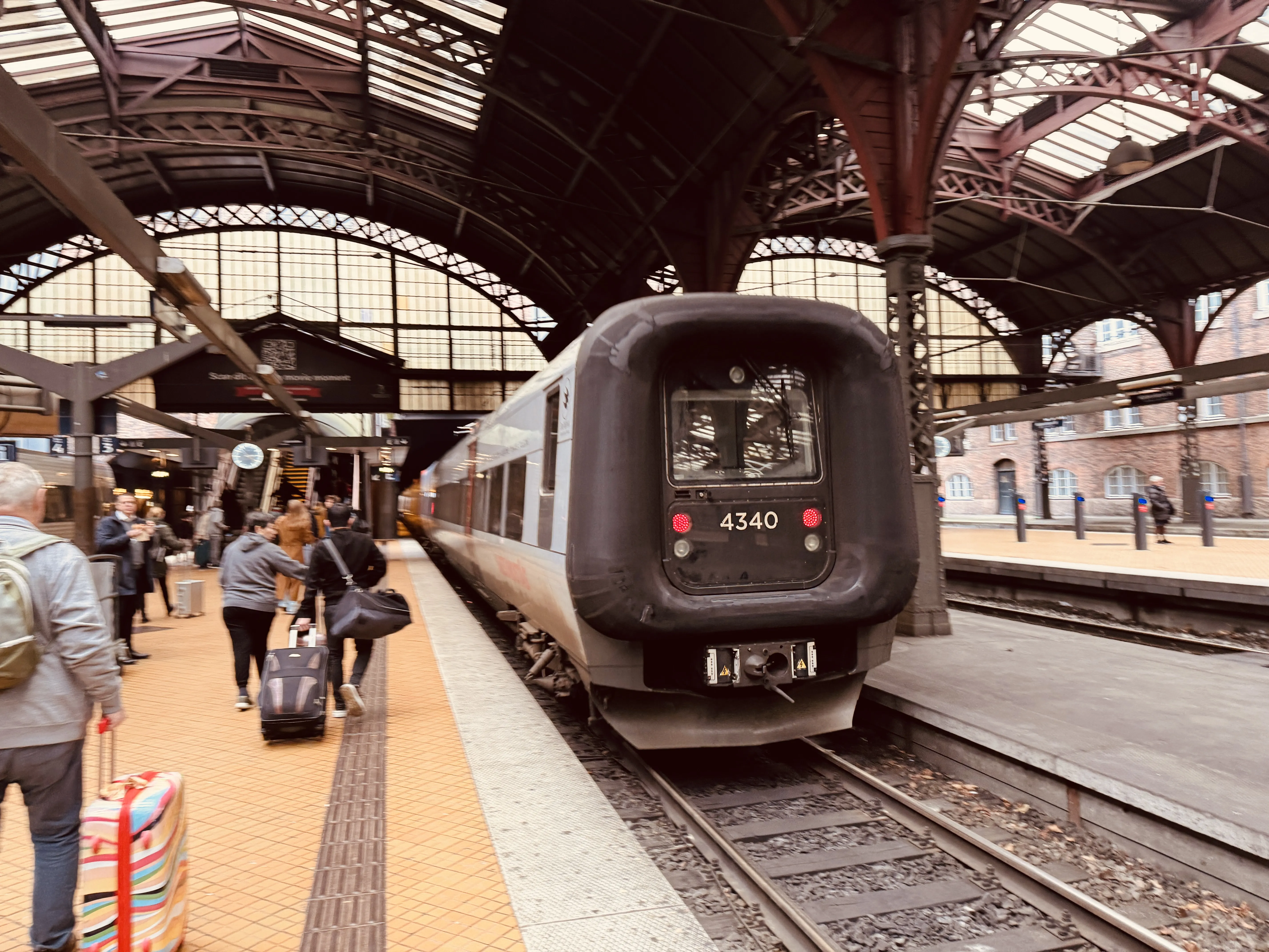 Billede af DSB ET 4340 fotograferet ud for København Hovedbanegård.