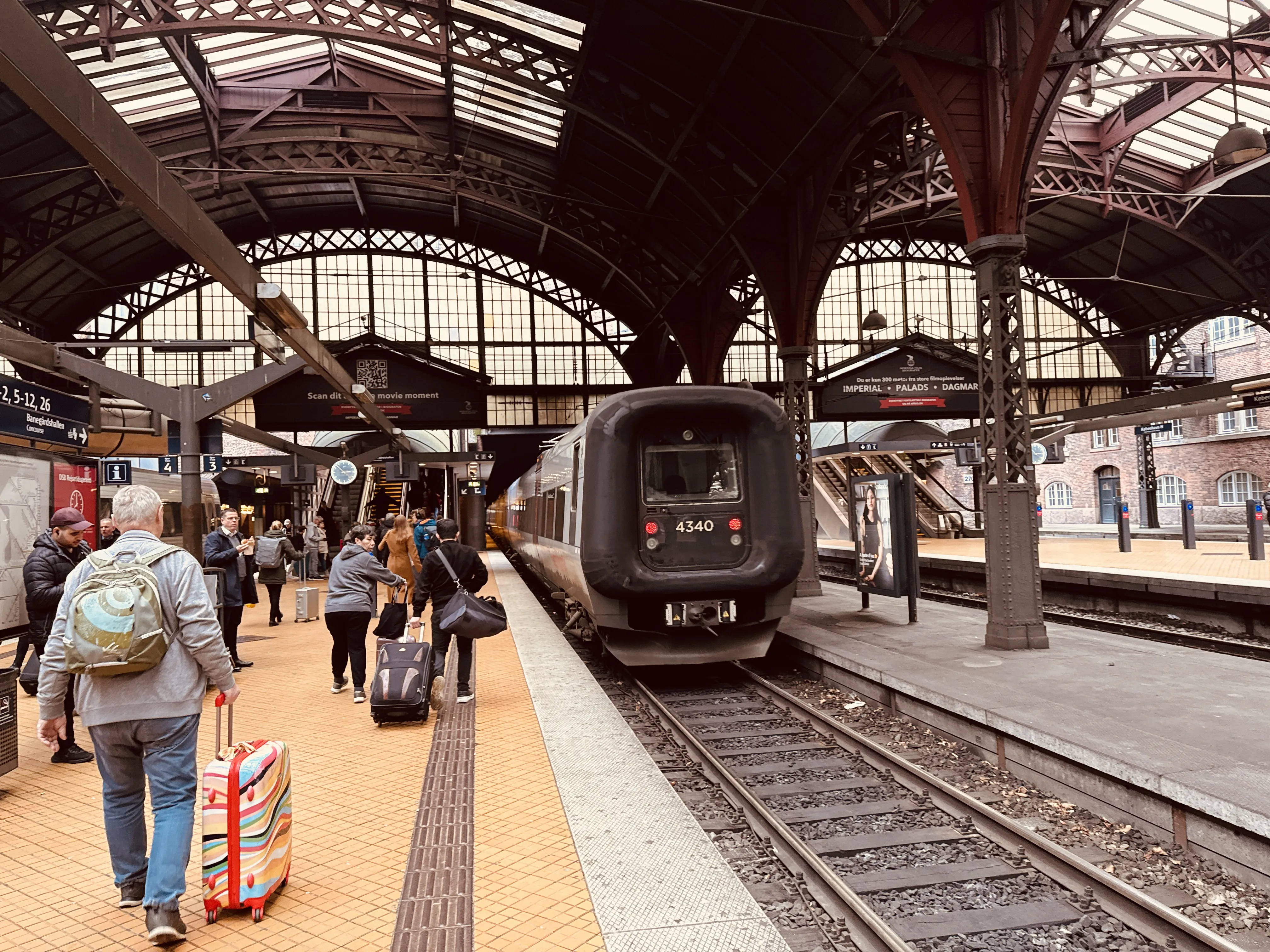 Billede af DSB ET 4340 fotograferet ud for København Hovedbanegård.