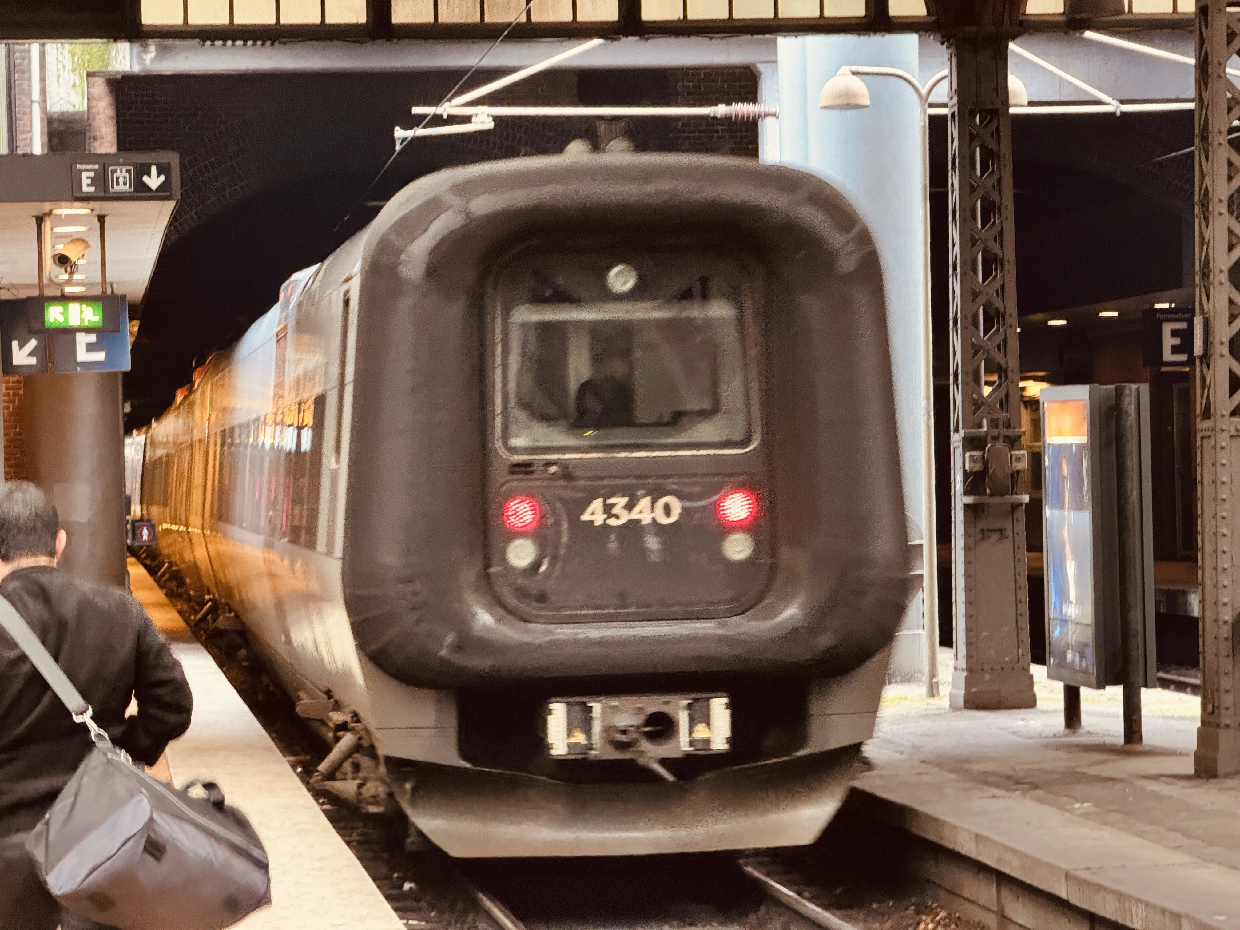 Billede af DSB ET 4340 fotograferet ud for København Hovedbanegård.