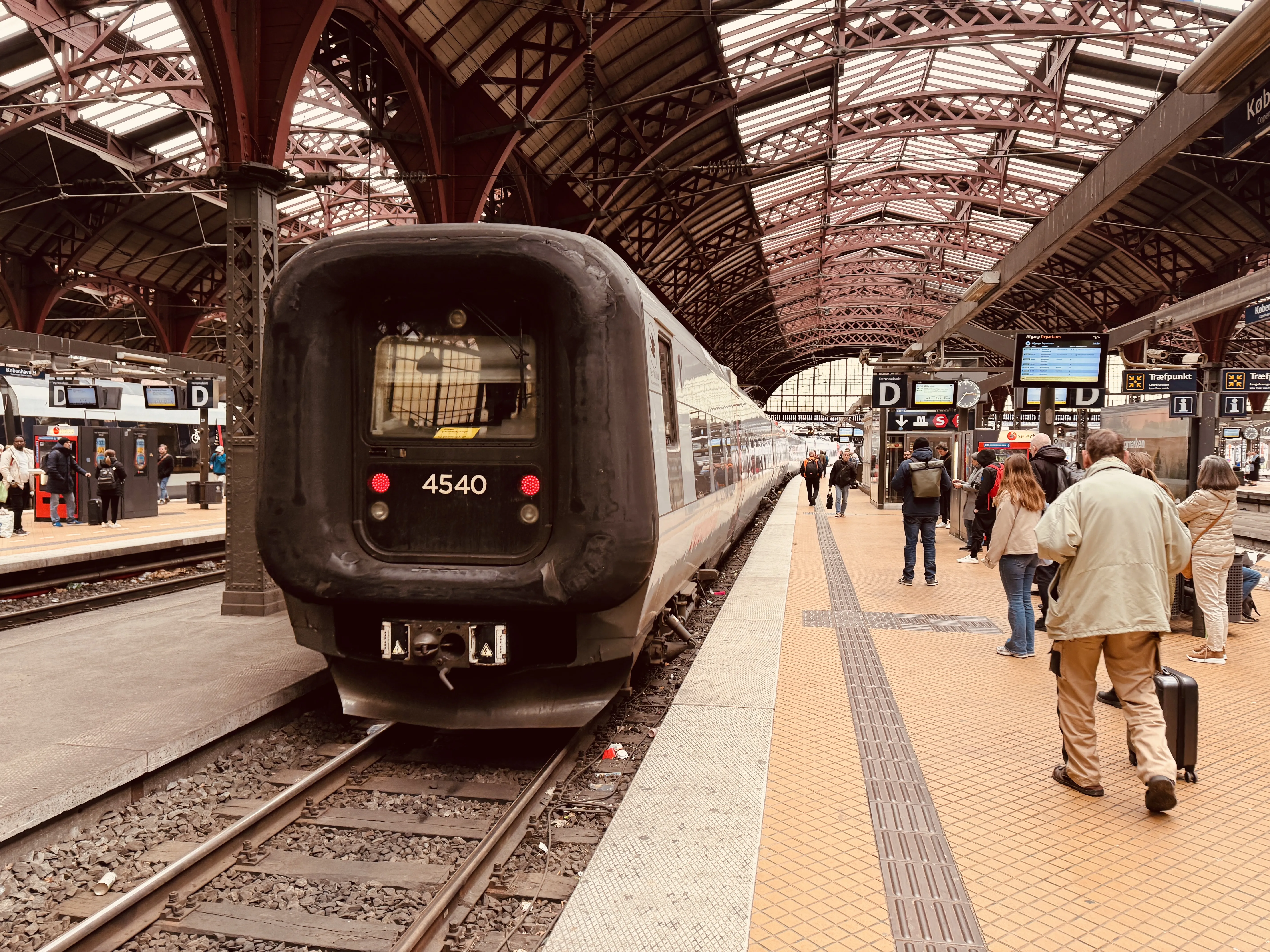 Billede af DSB ET 4340 fotograferet ud for København Hovedbanegård.