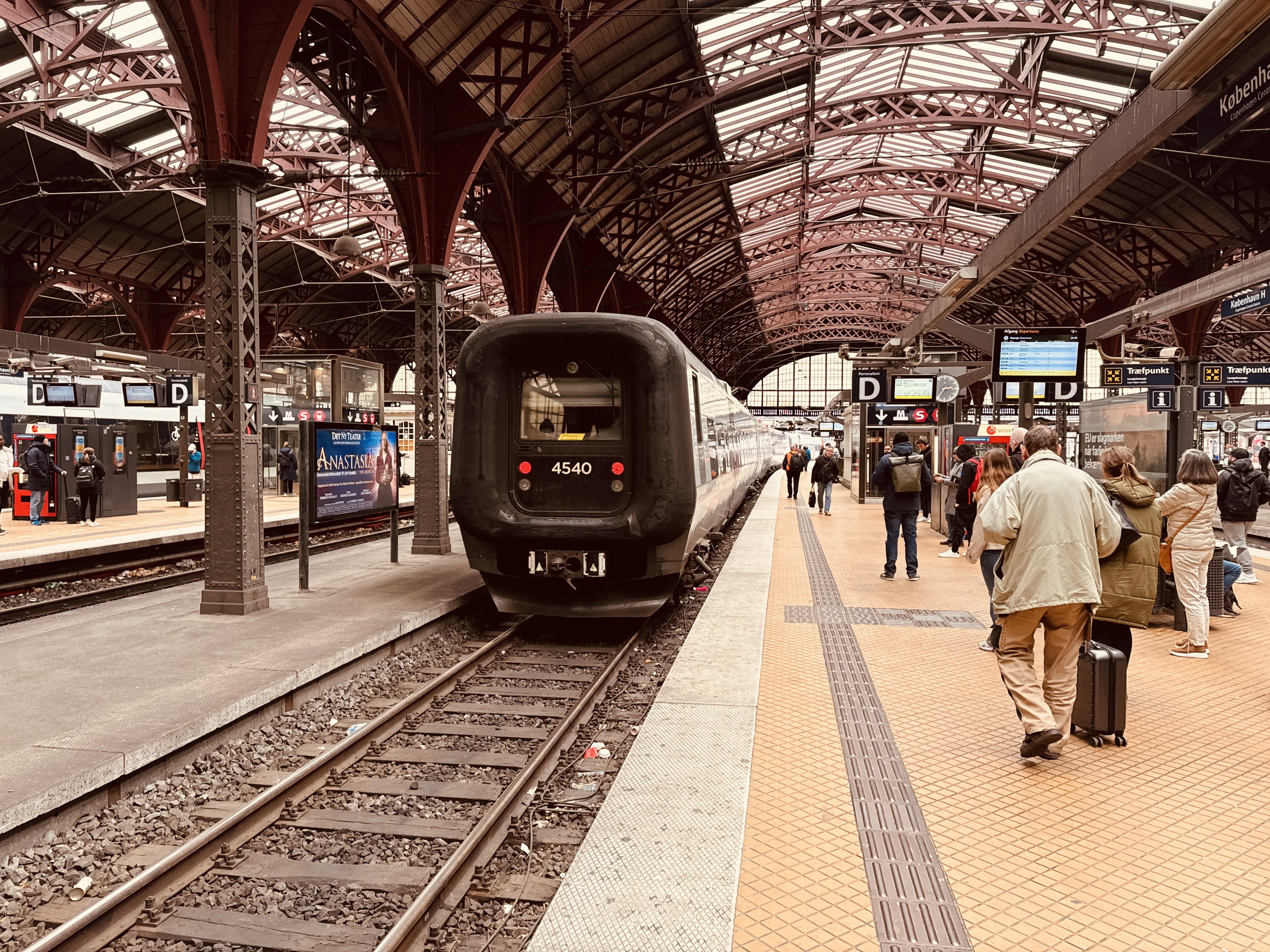 Billede af DSB ET 4340 fotograferet ud for København Hovedbanegård.