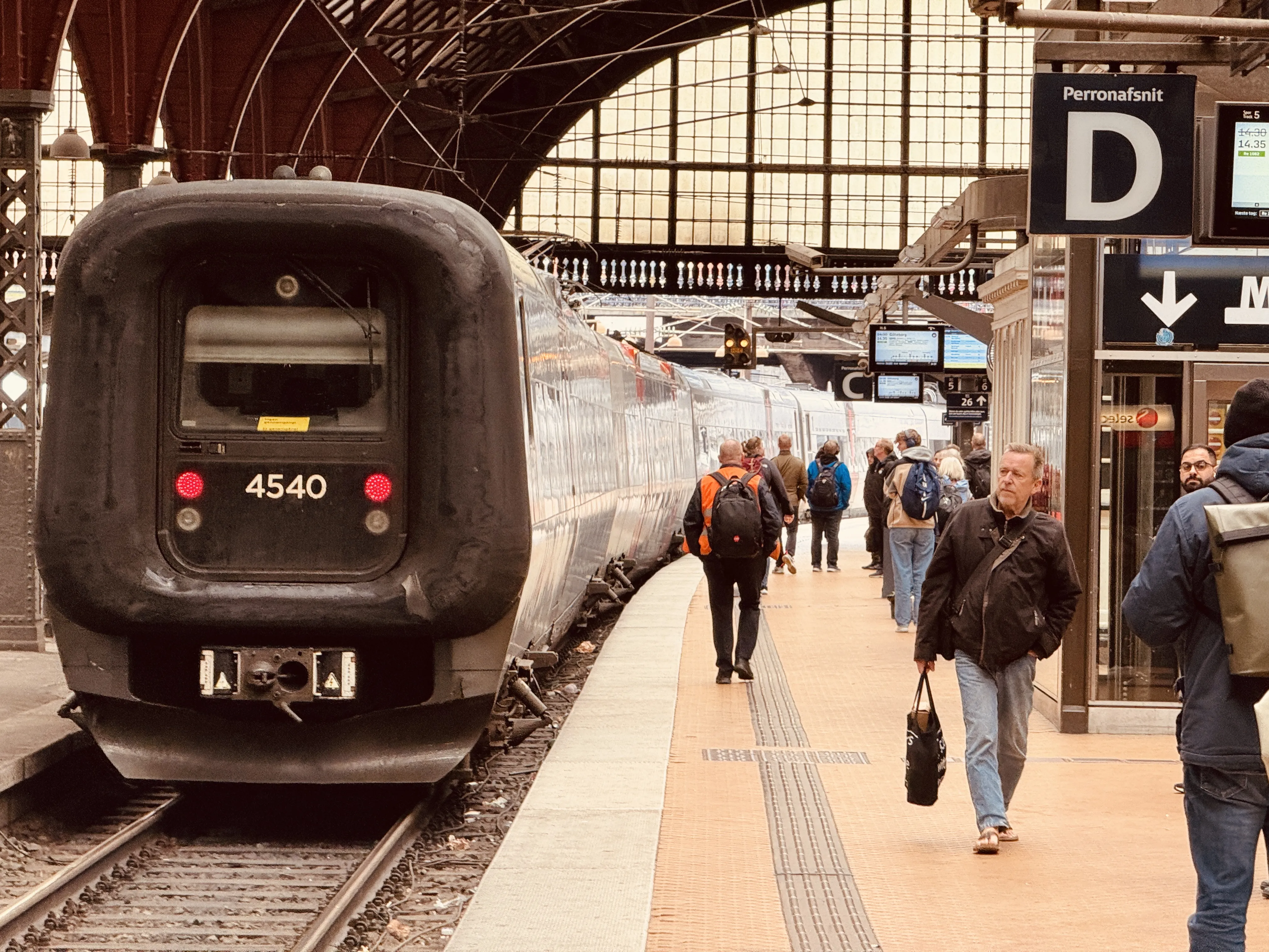 Billede af DSB ET 4340 fotograferet ud for København Hovedbanegård.