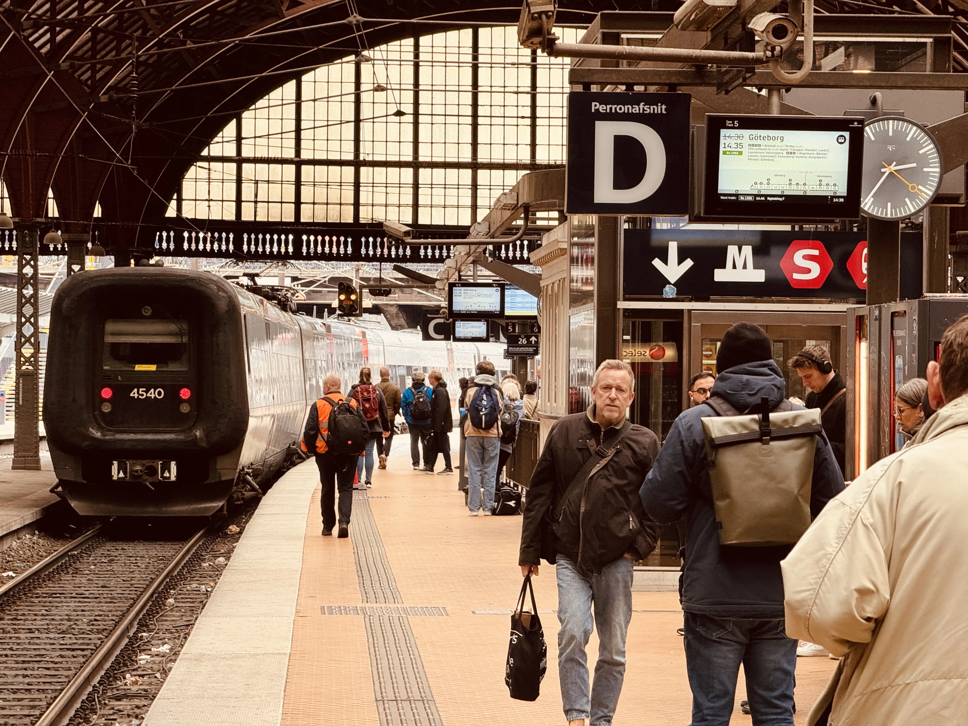 Billede af DSB ET 4340 fotograferet ud for København Hovedbanegård.