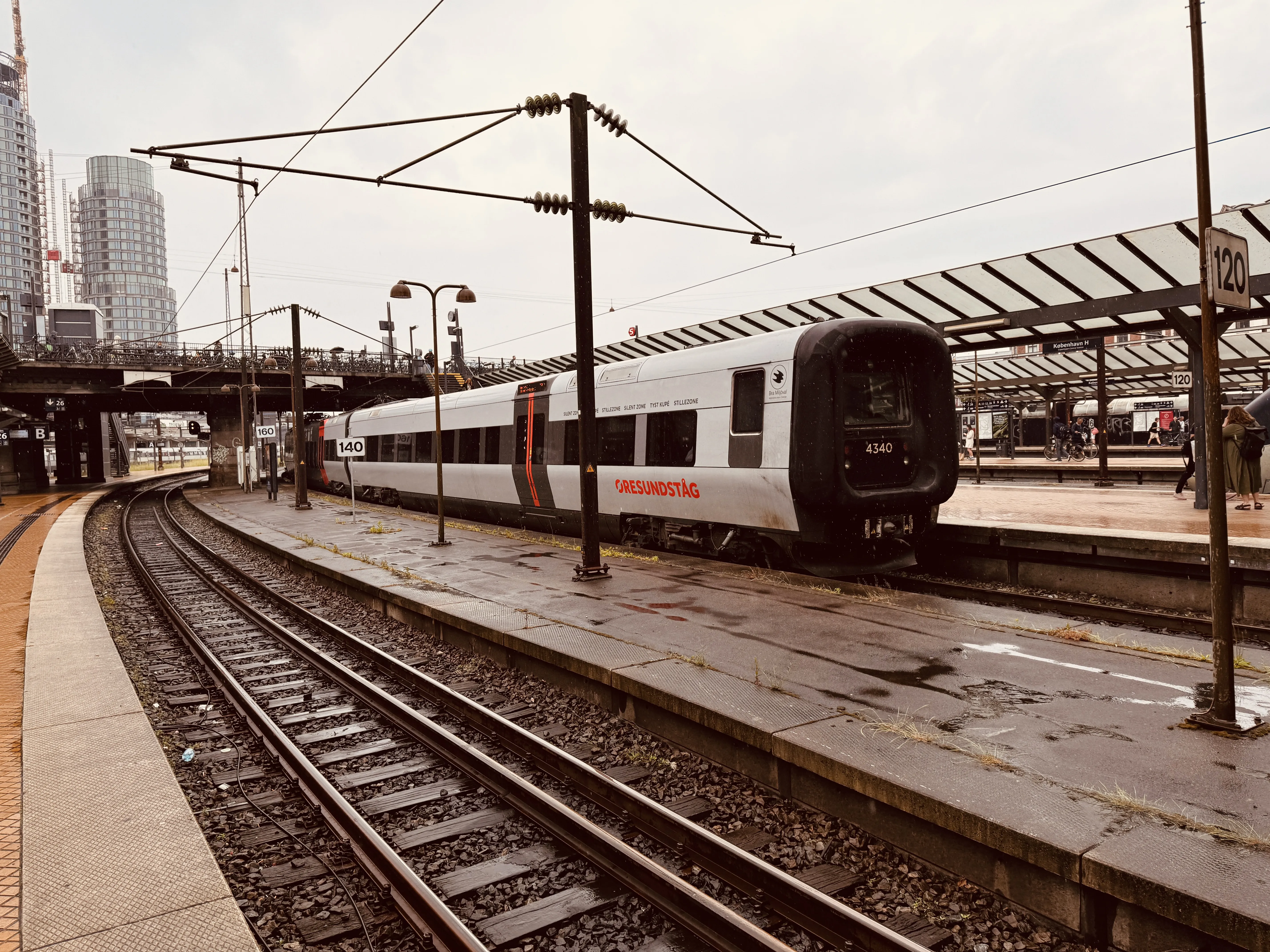 Billede af DSB ET 4340 fotograferet ud for København Hovedbanegård.