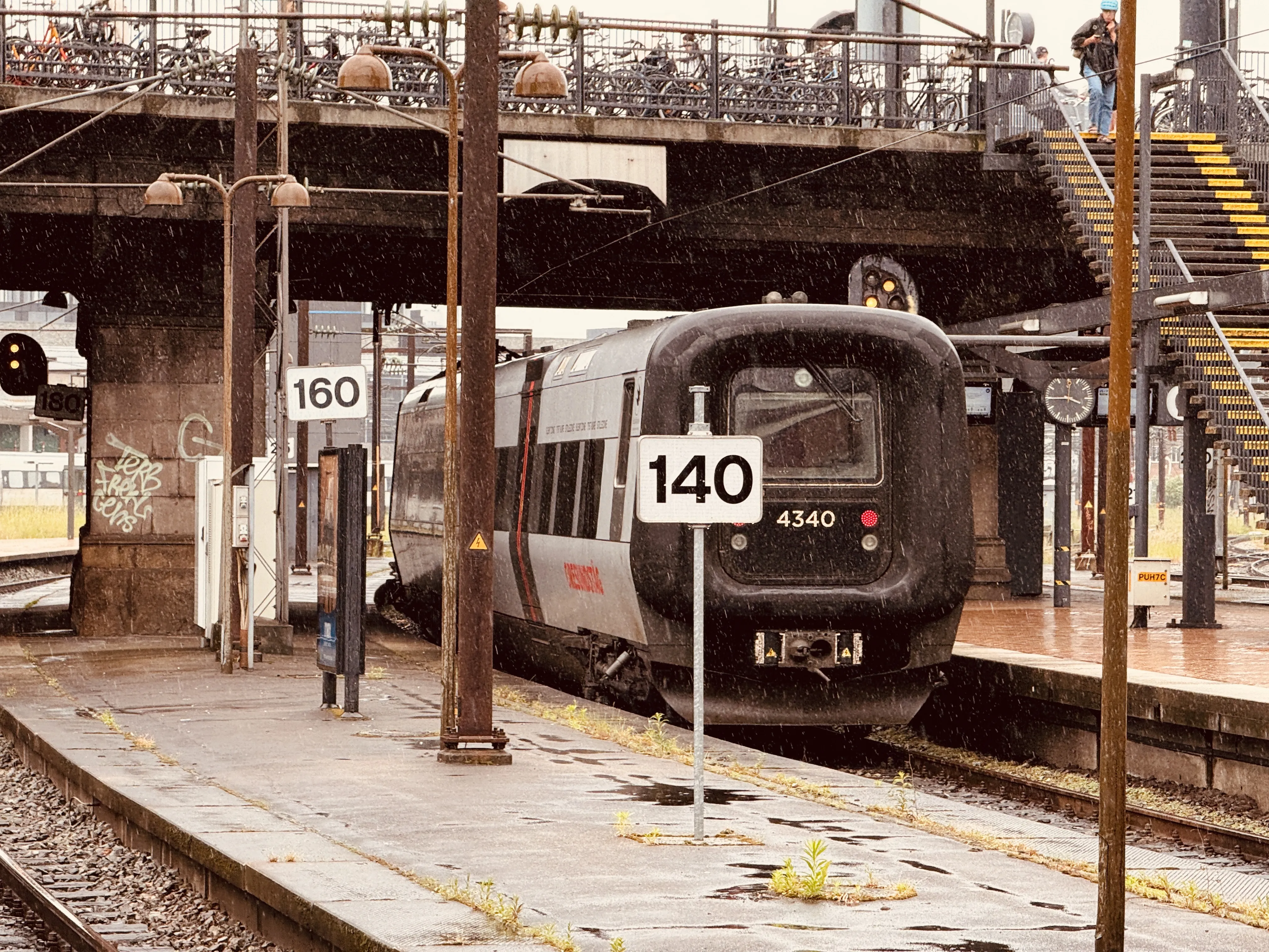 Billede af DSB ET 4340 fotograferet ud for København Hovedbanegård.