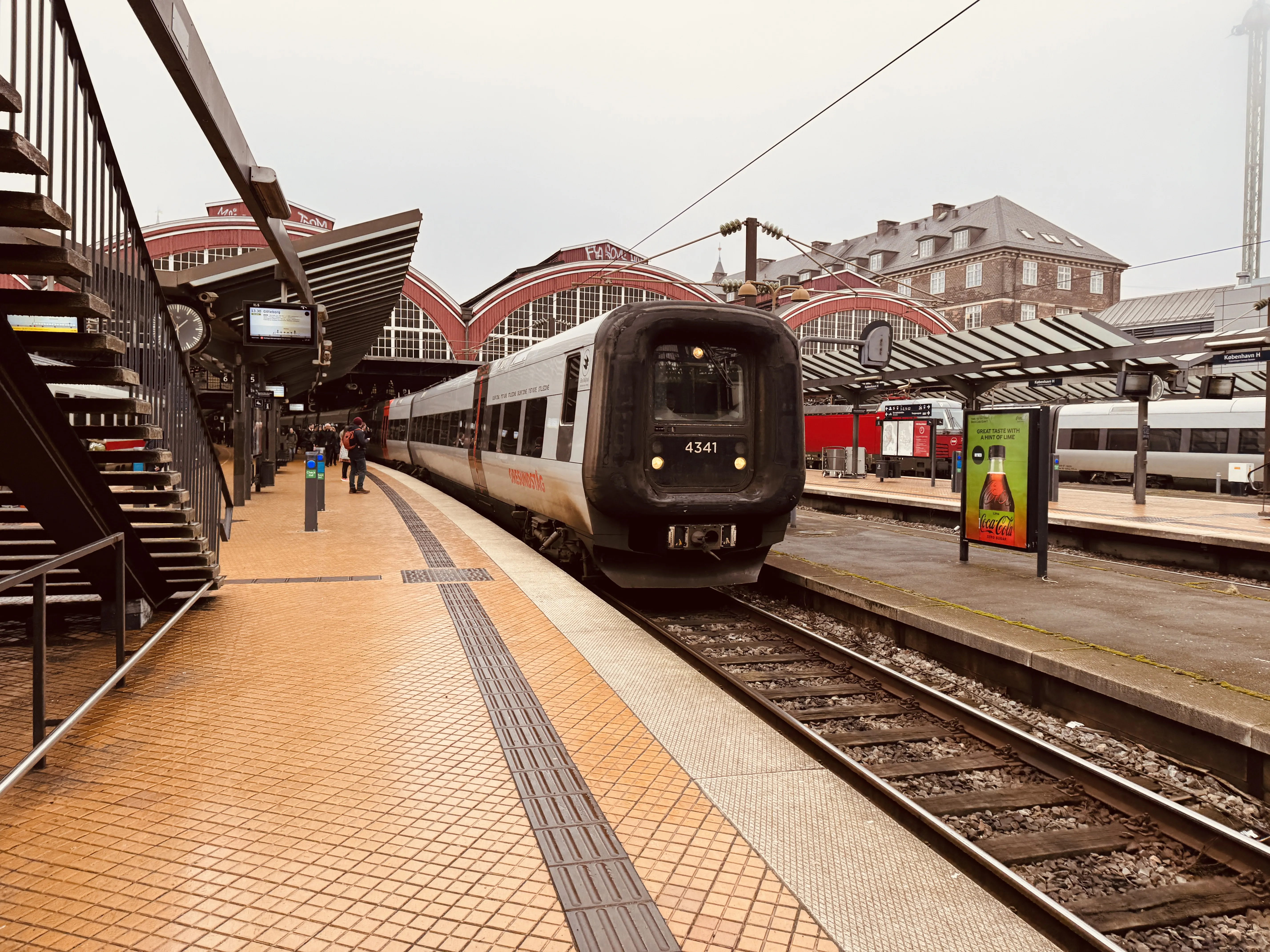 Billede af DSB ET 4341 fotograferet ud for København Hovedbanegård.