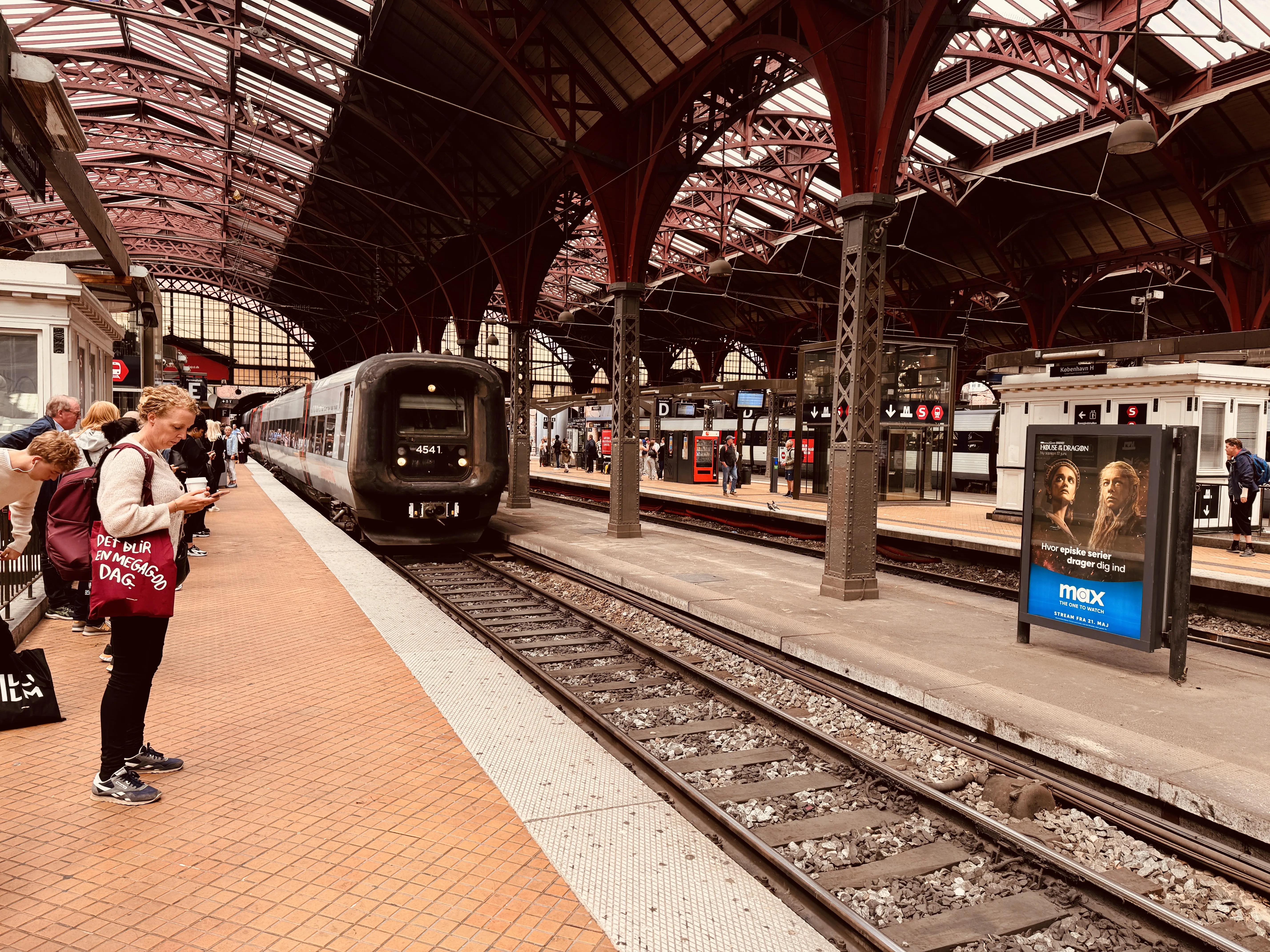 Billede af DSB ET 4341 fotograferet ud for København Hovedbanegård.