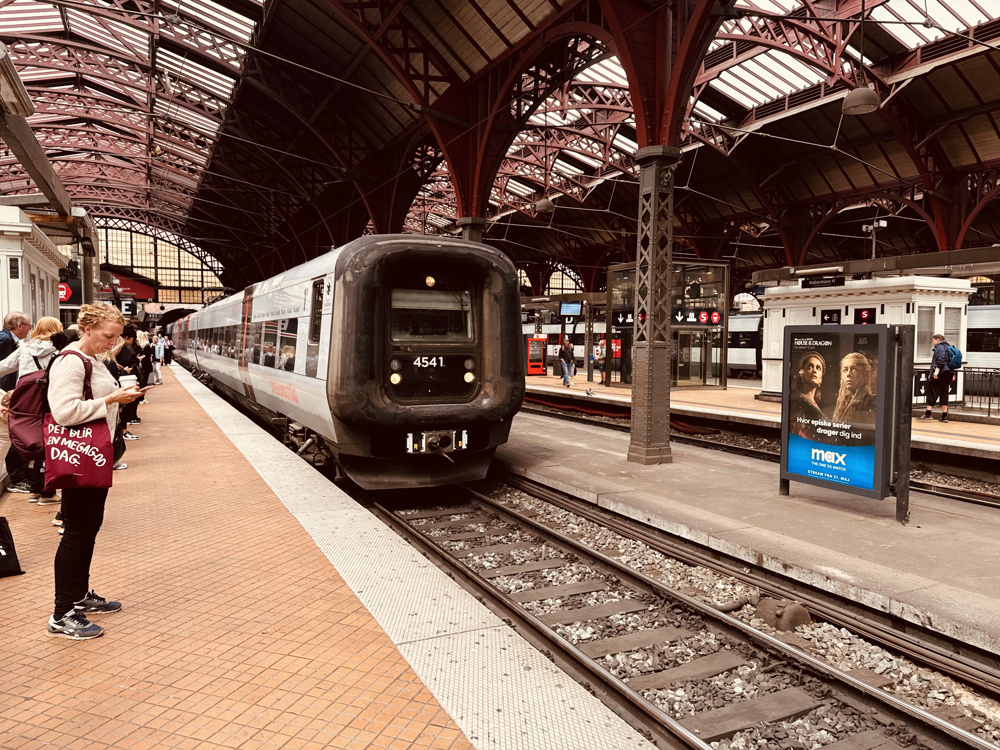 Billede af DSB ET 4341 fotograferet ud for København Hovedbanegård.