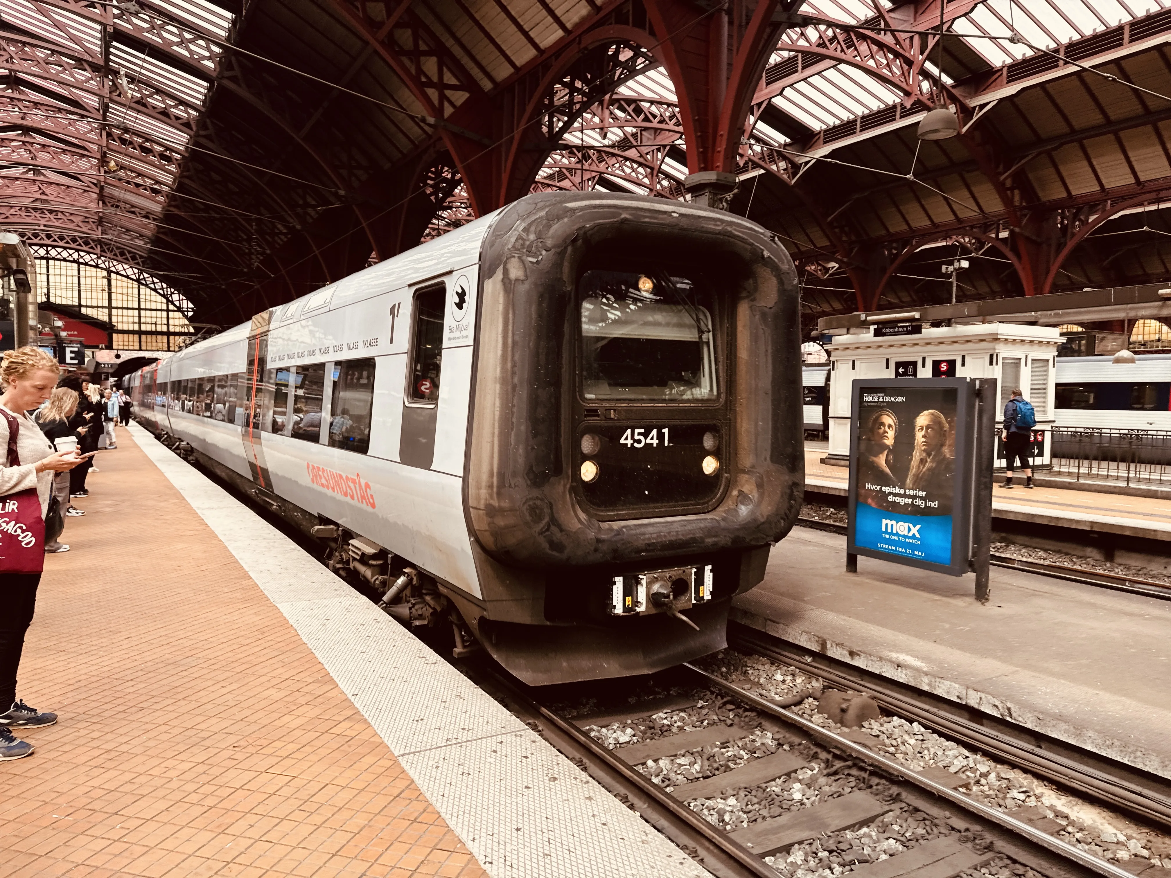 Billede af DSB ET 4341 fotograferet ud for København Hovedbanegård.