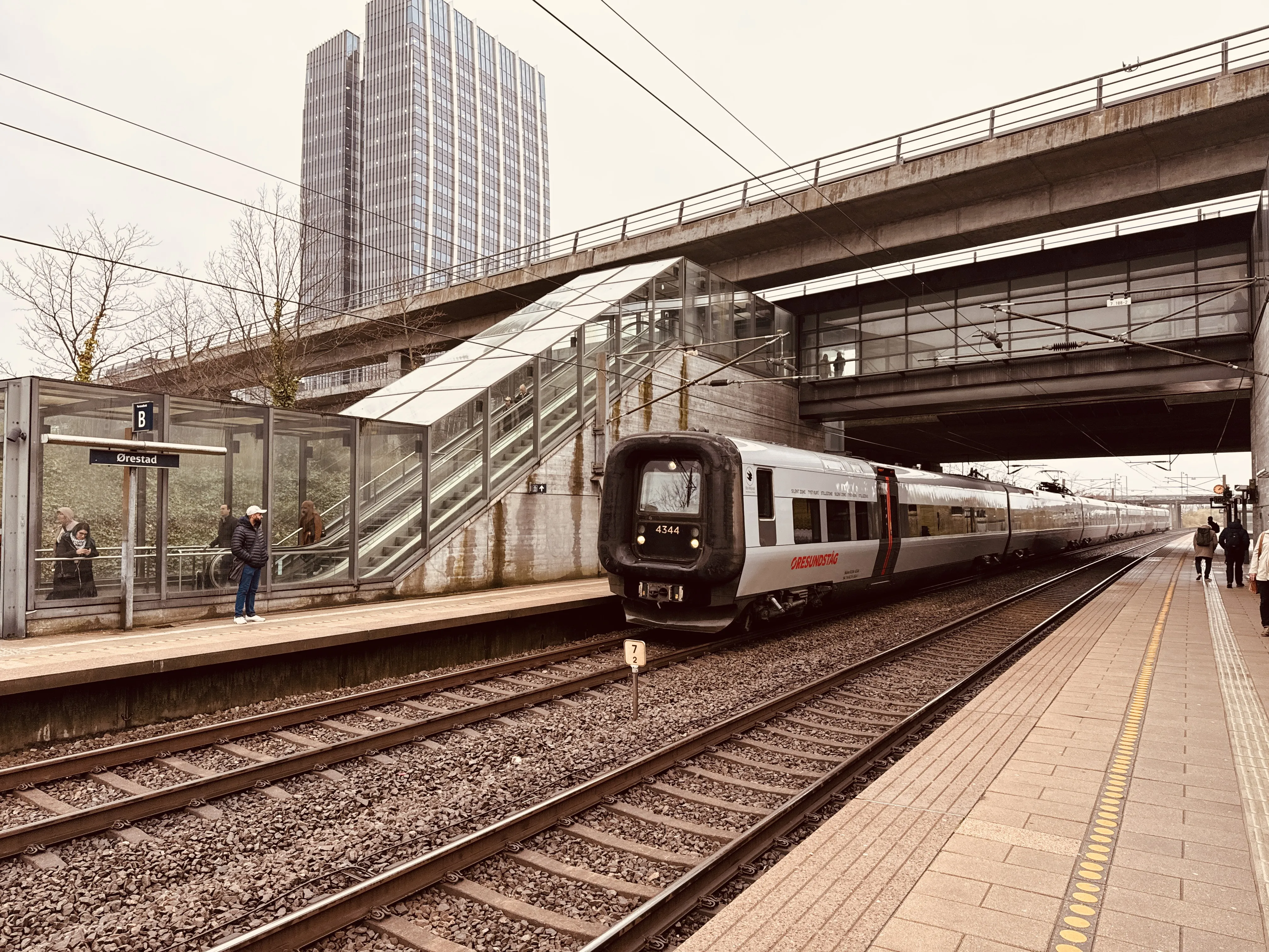 Billede af DSB ET 4344 fotograferet ud for Ørestad Trinbræt.