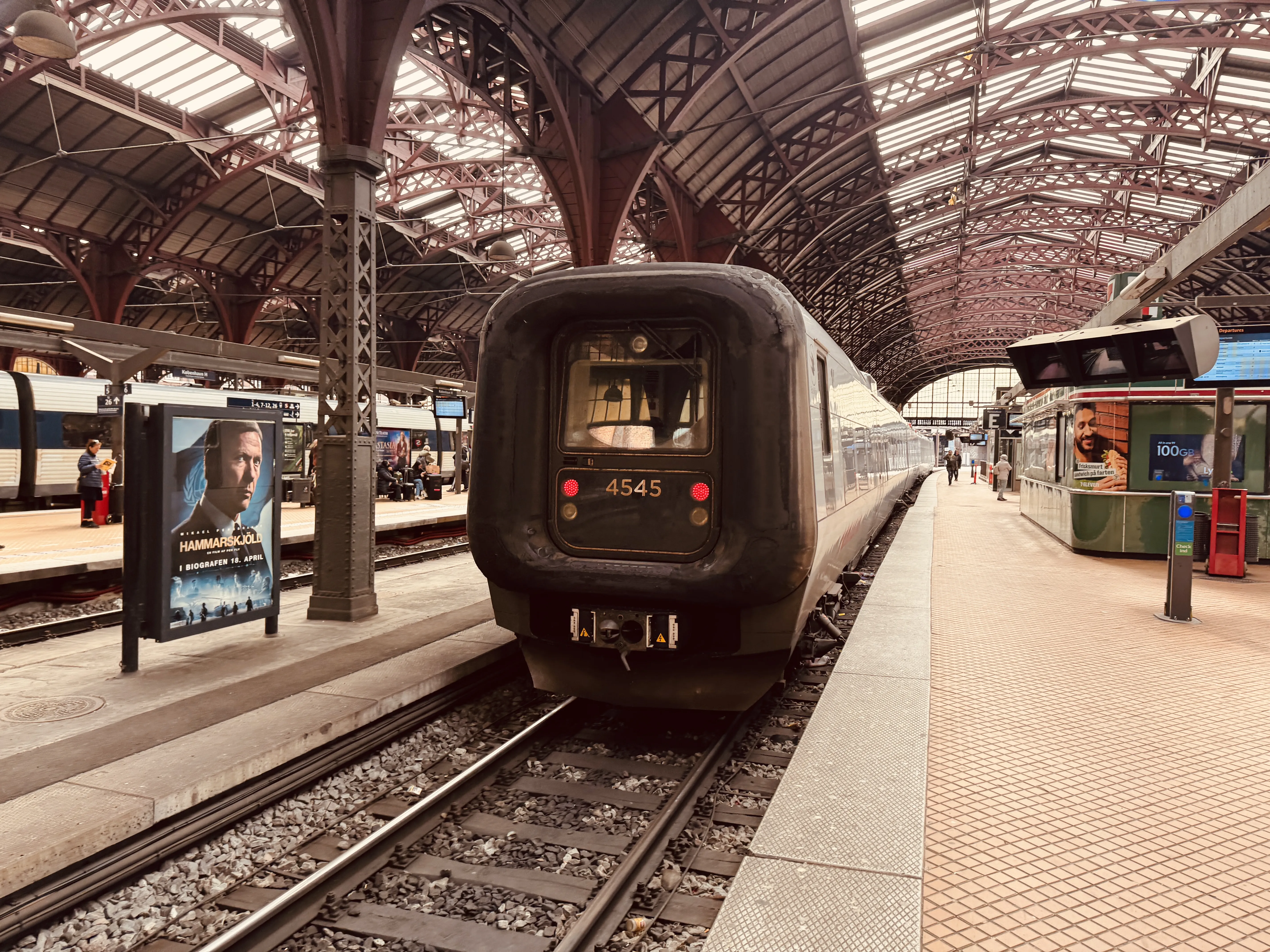 Billede af DSB ET 4345 fotograferet ud for København Hovedbanegård.