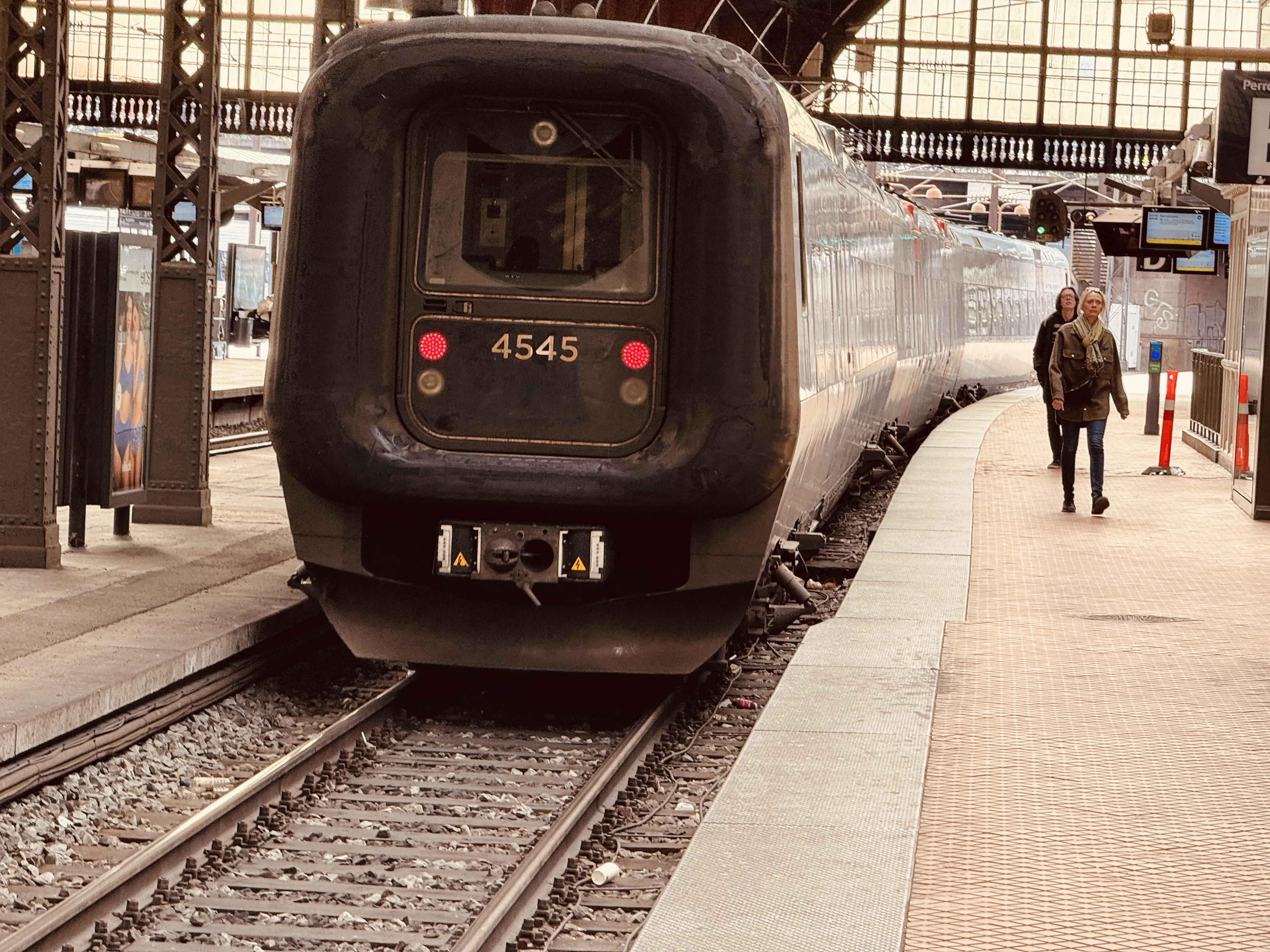 Billede af DSB ET 4345 fotograferet ud for København Hovedbanegård.