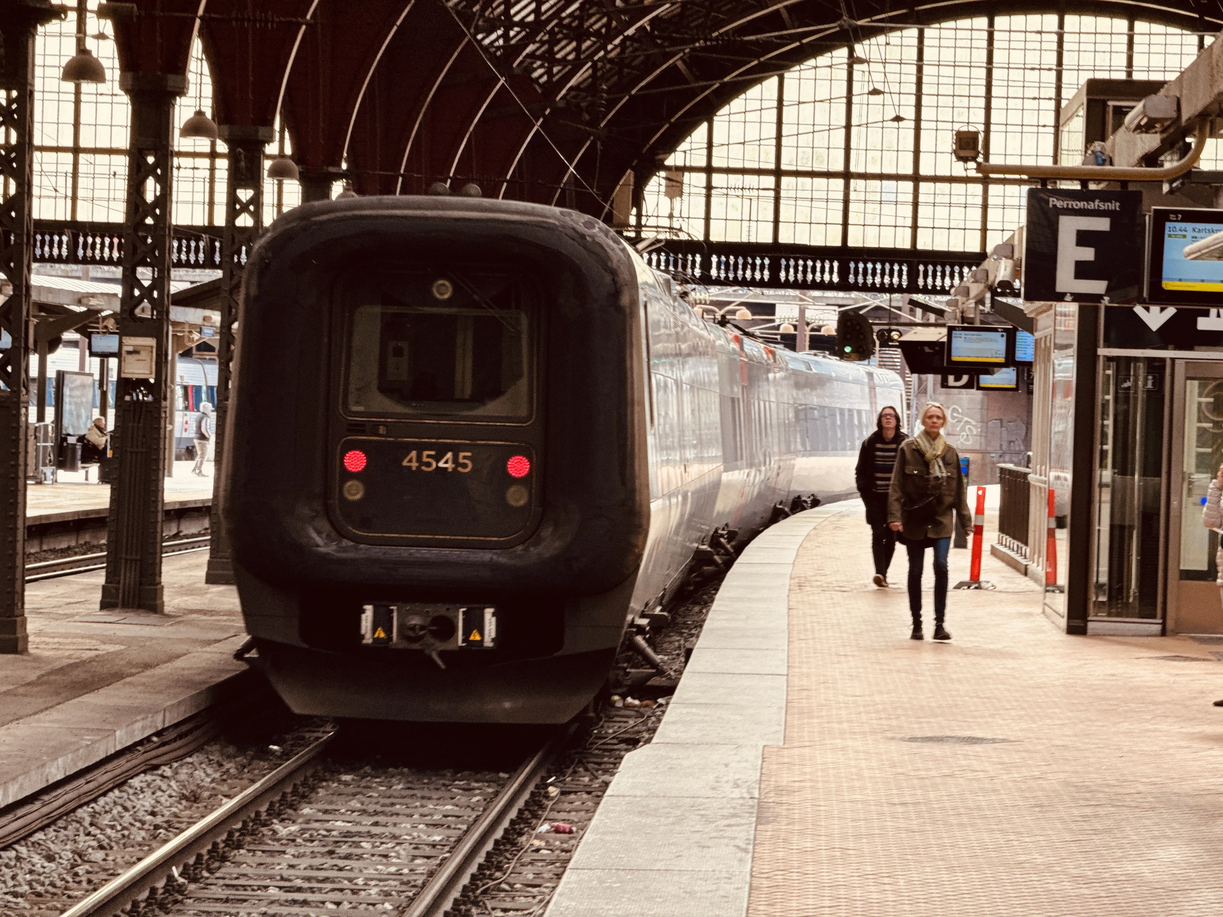 Billede af DSB ET 4345 fotograferet ud for København Hovedbanegård.