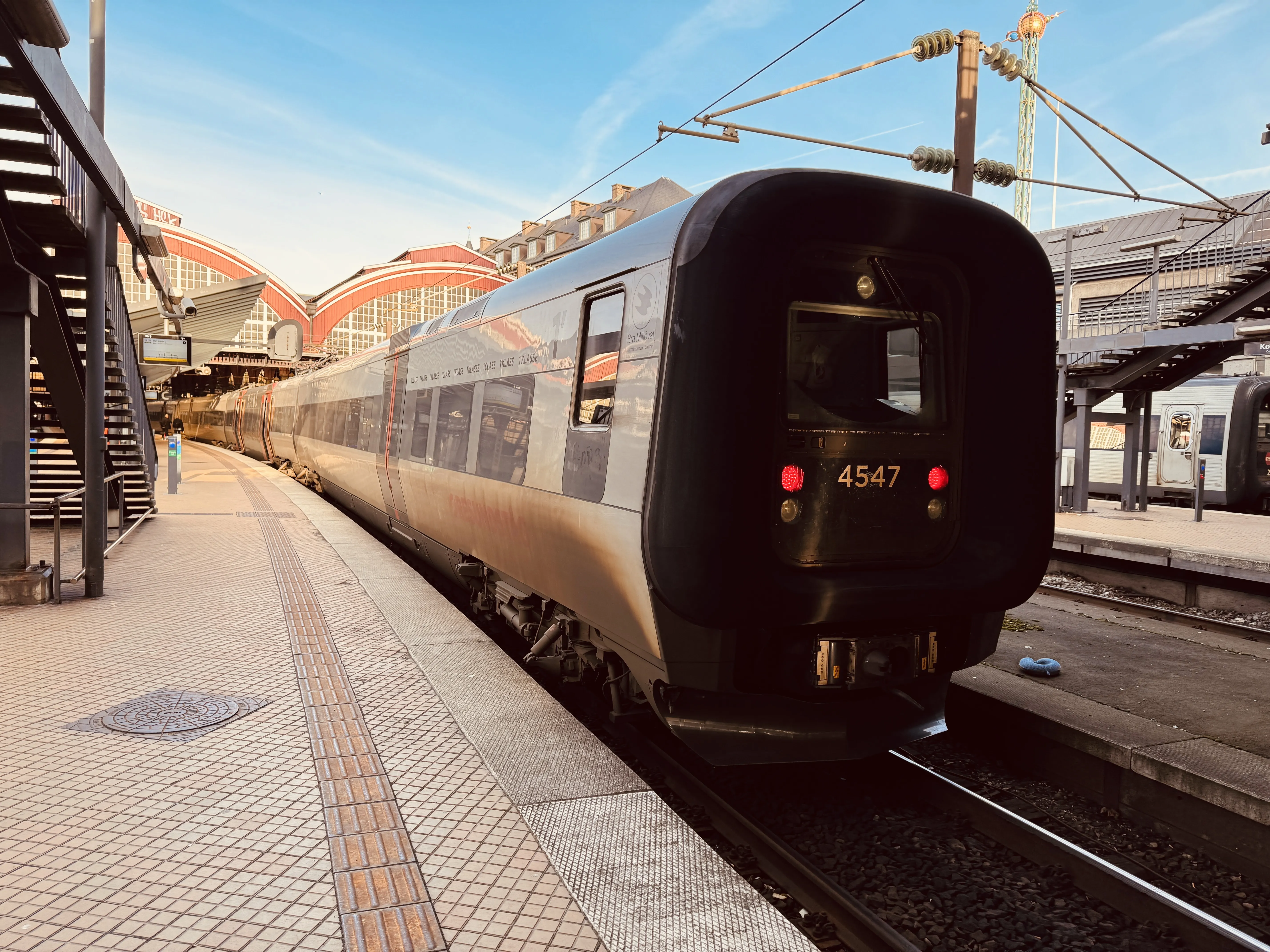 Billede af DSB ET 4347 fotograferet ud for København Hovedbanegård.