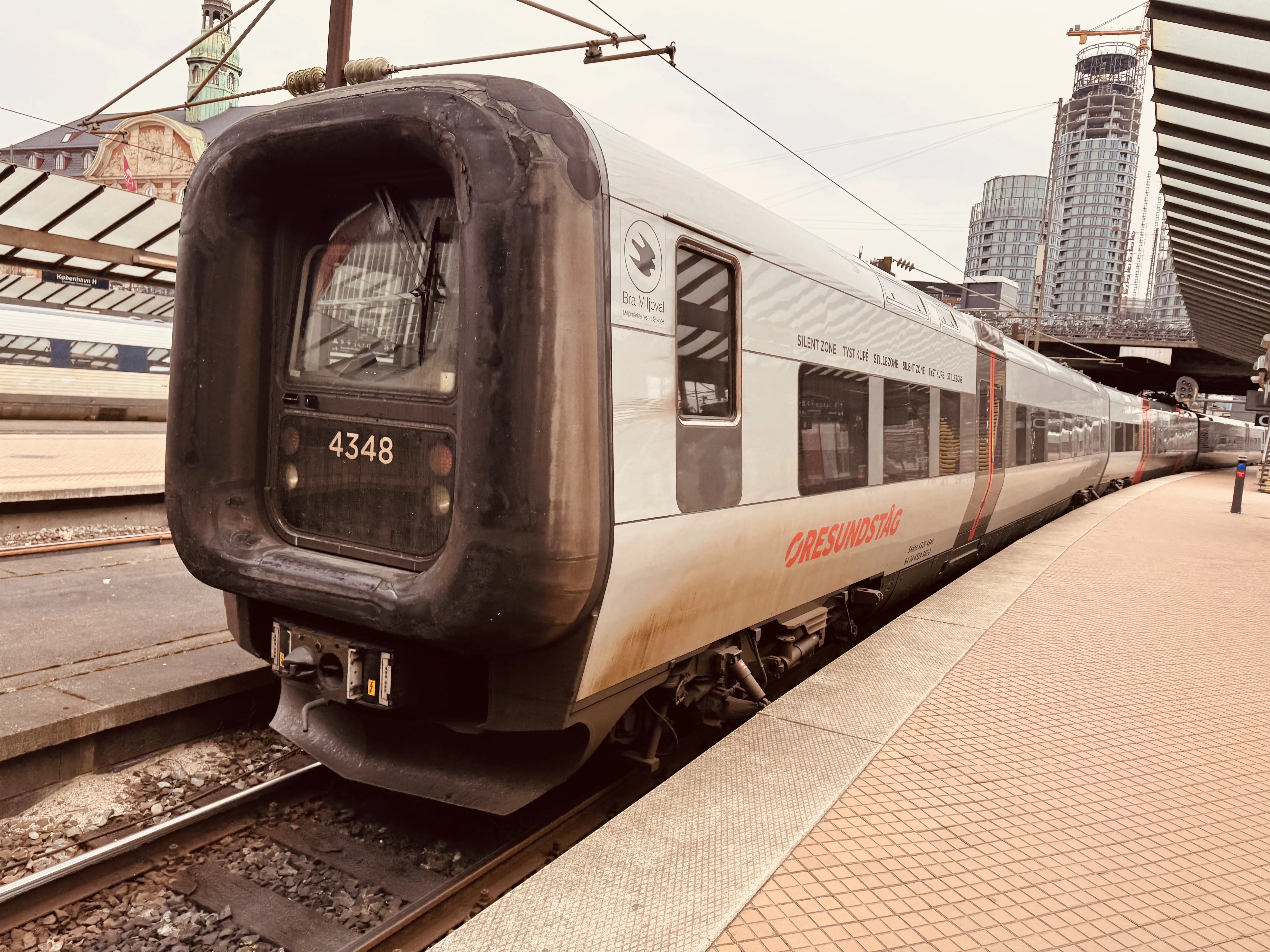 Billede af DSB ET 4348 fotograferet ud for København Hovedbanegård.