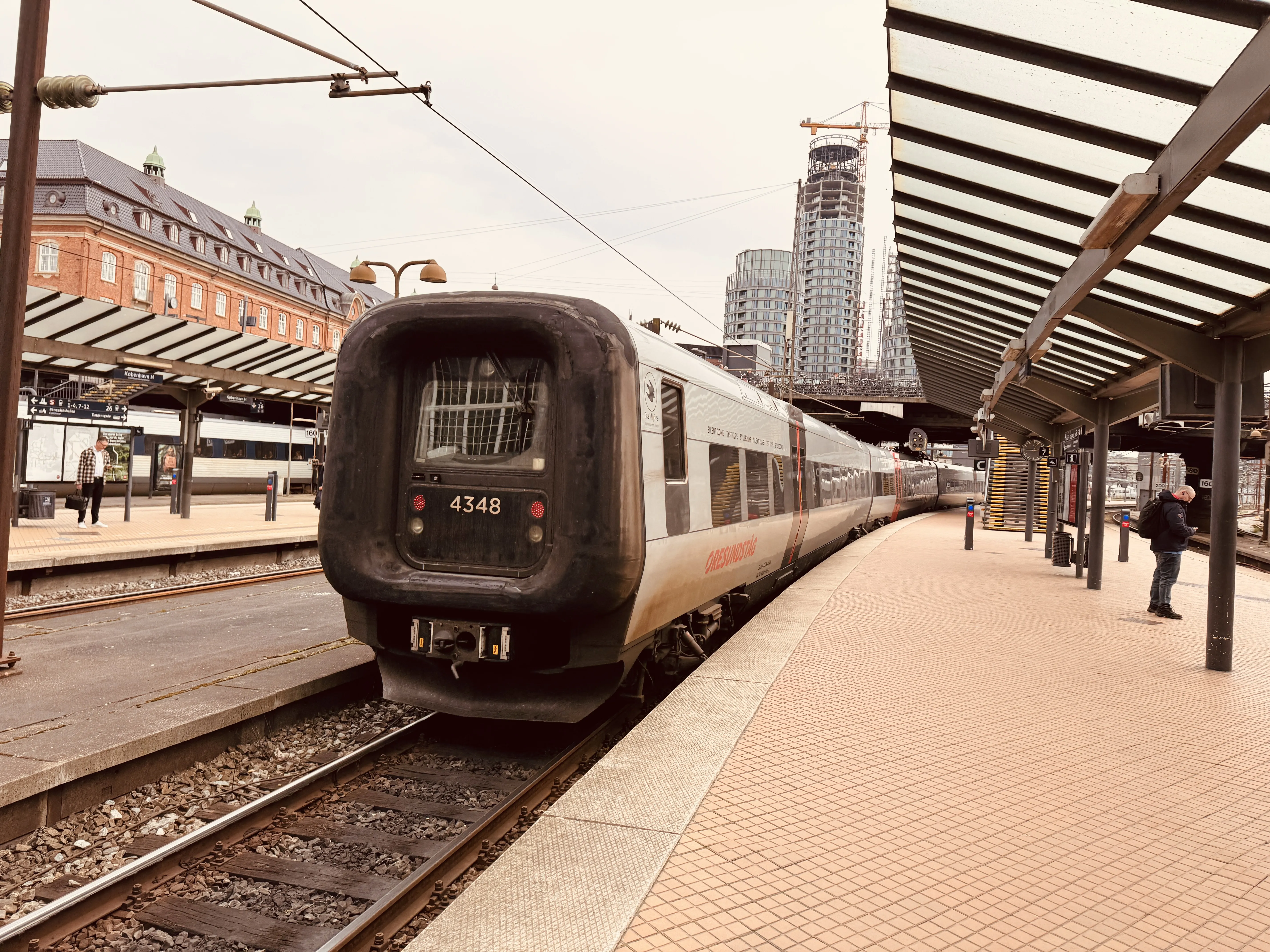 Billede af DSB ET 4348 fotograferet ud for København Hovedbanegård.