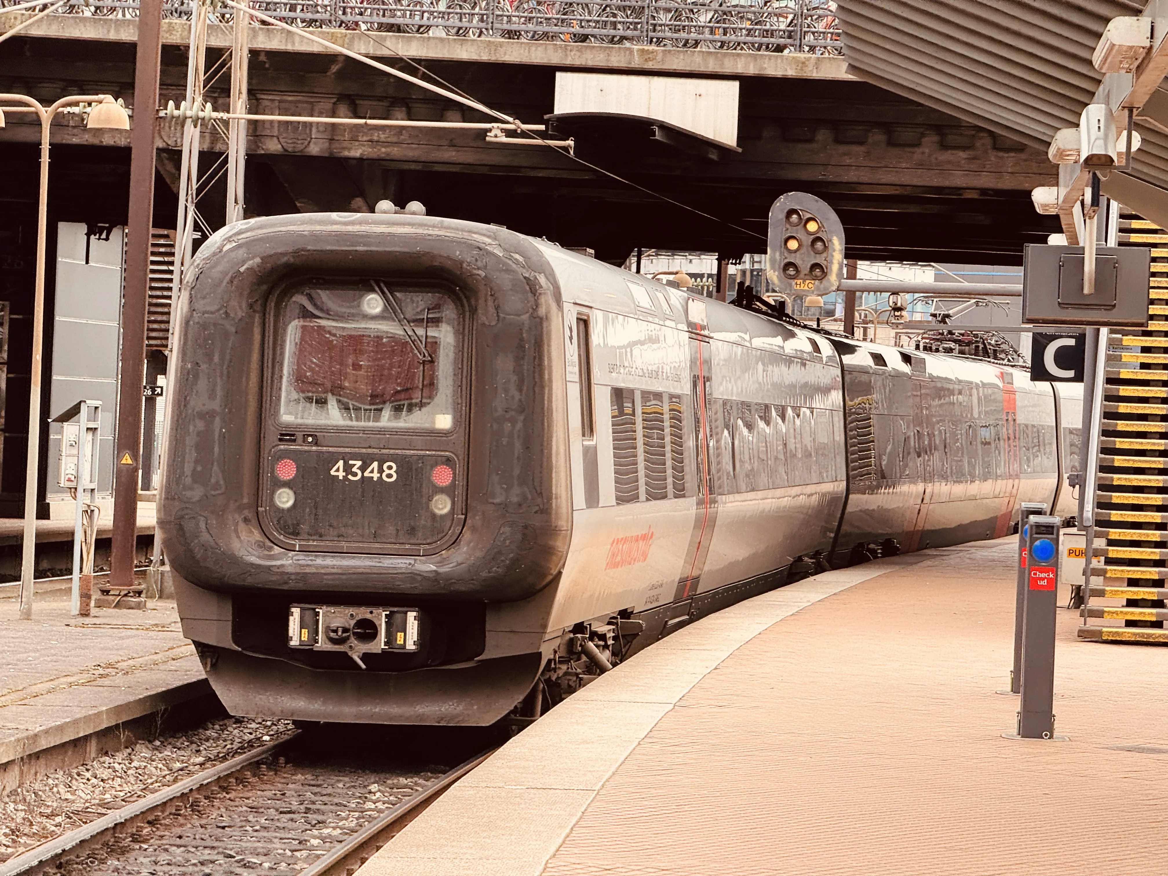 Billede af DSB ET 4348 fotograferet ud for København Hovedbanegård.