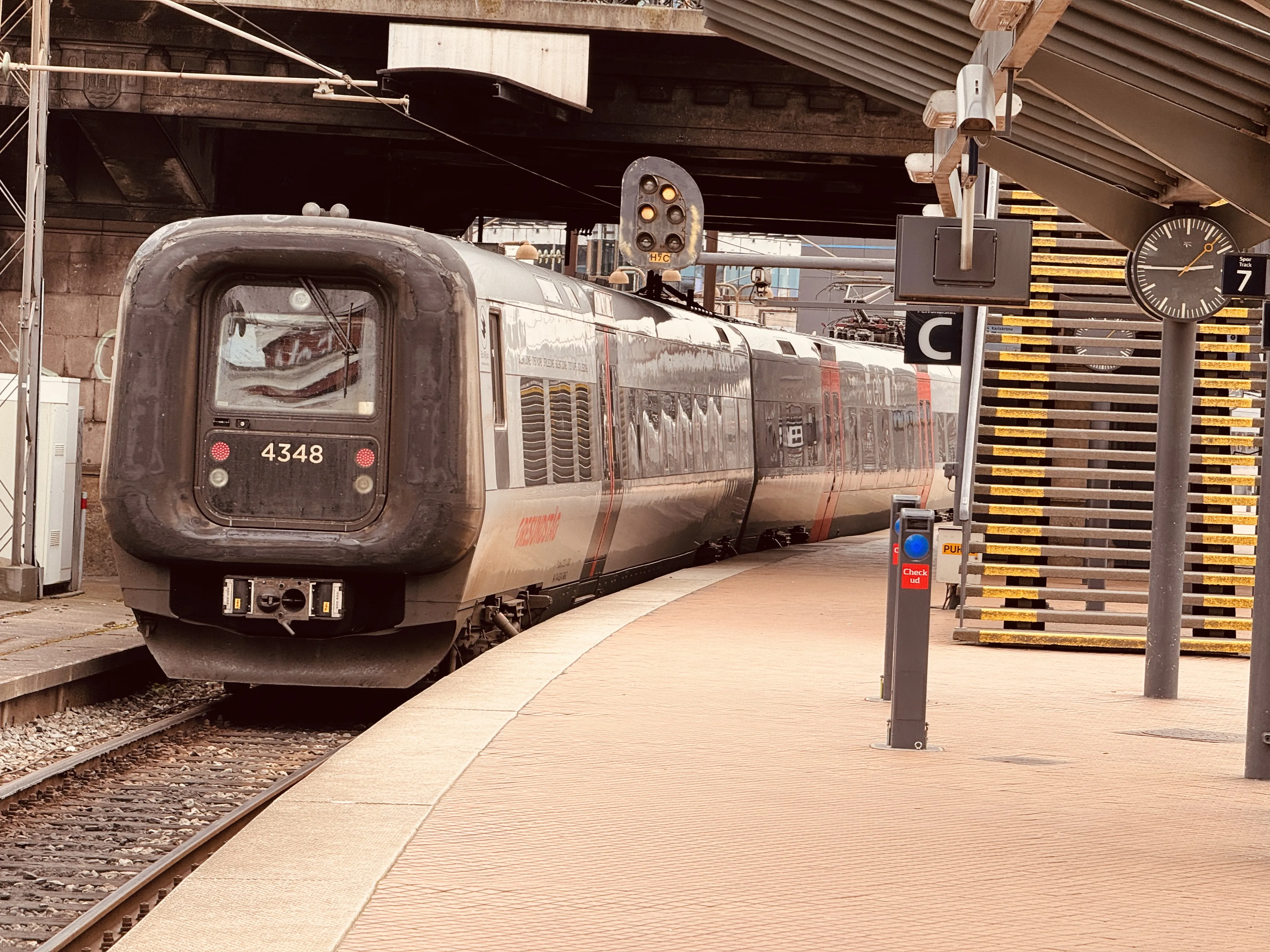 Billede af DSB ET 4348 fotograferet ud for København Hovedbanegård.