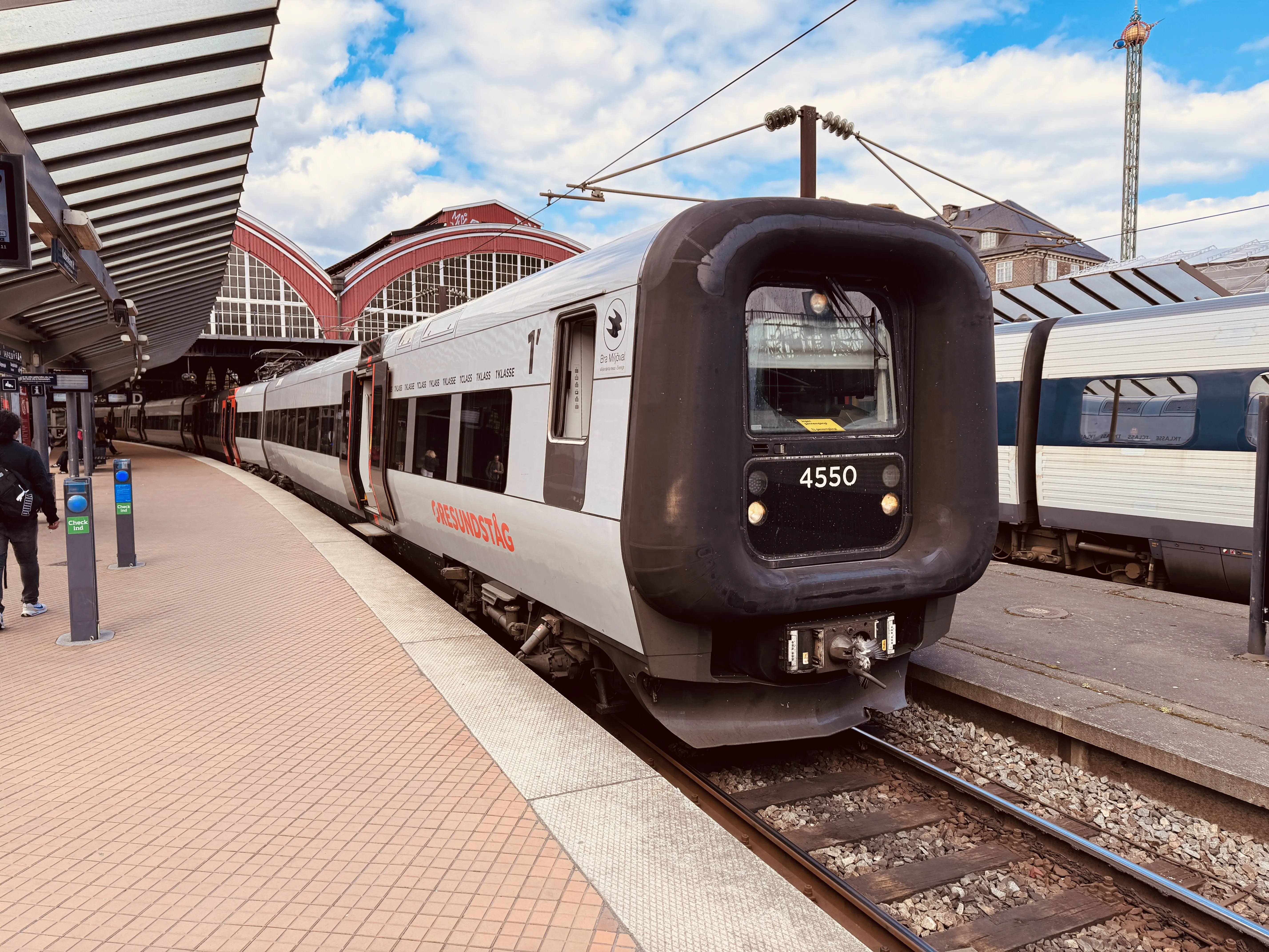 Billede af DSB ET 4350 fotograferet ud for København Hovedbanegård.