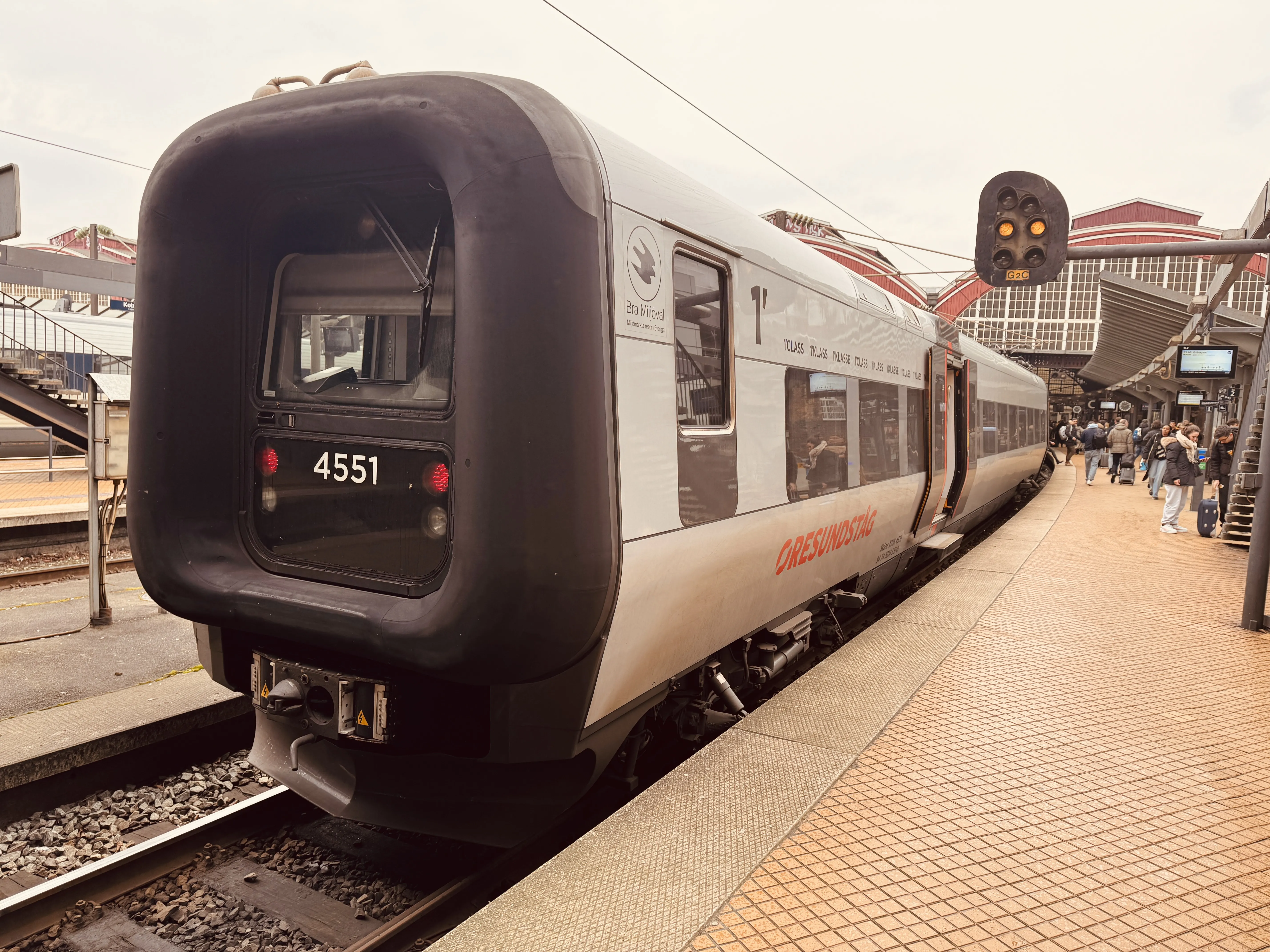 Billede af DSB ET 4351 fotograferet ud for København Hovedbanegård.