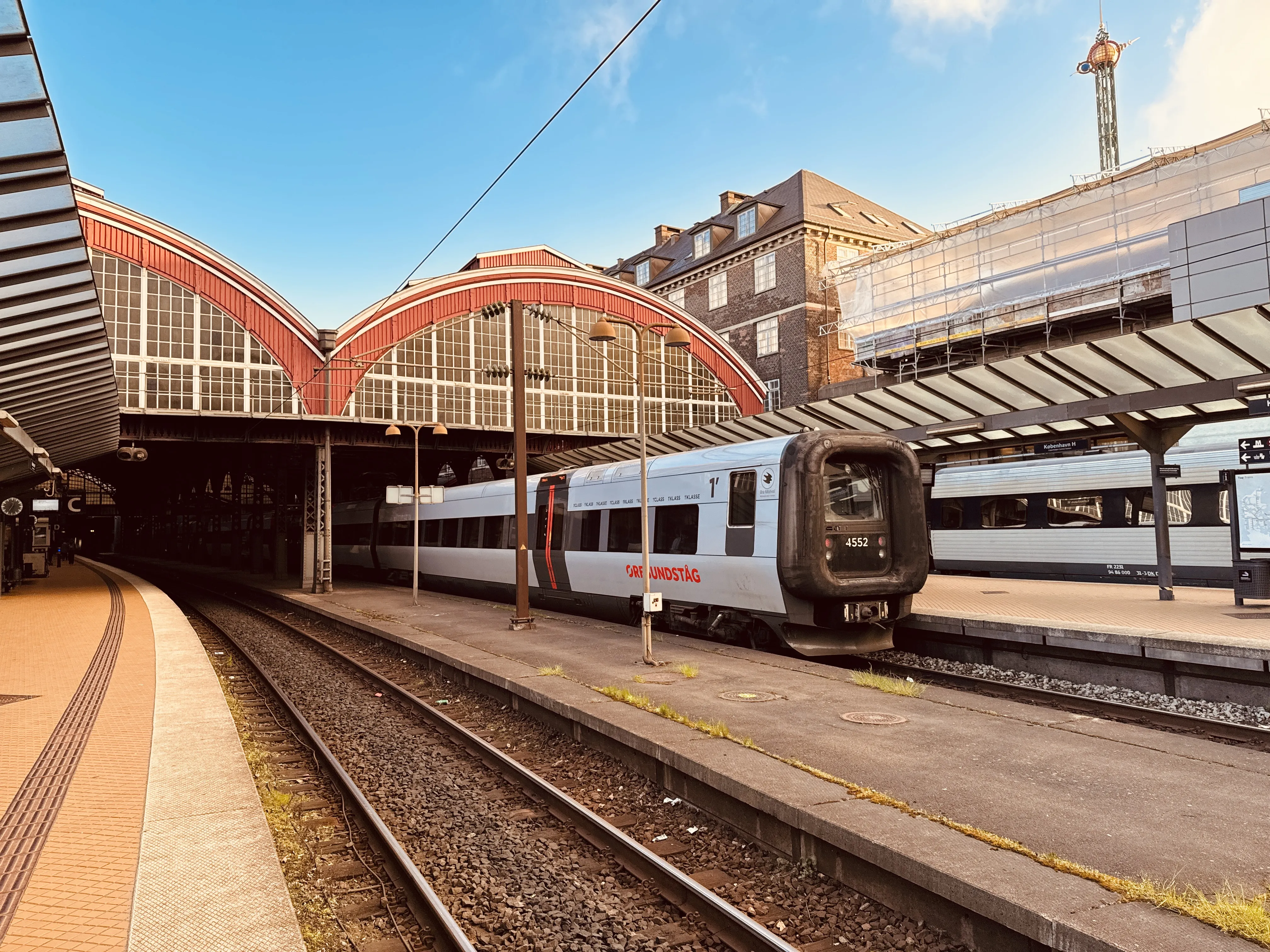 Billede af DSB ET 4352 fotograferet ud for København Hovedbanegård.