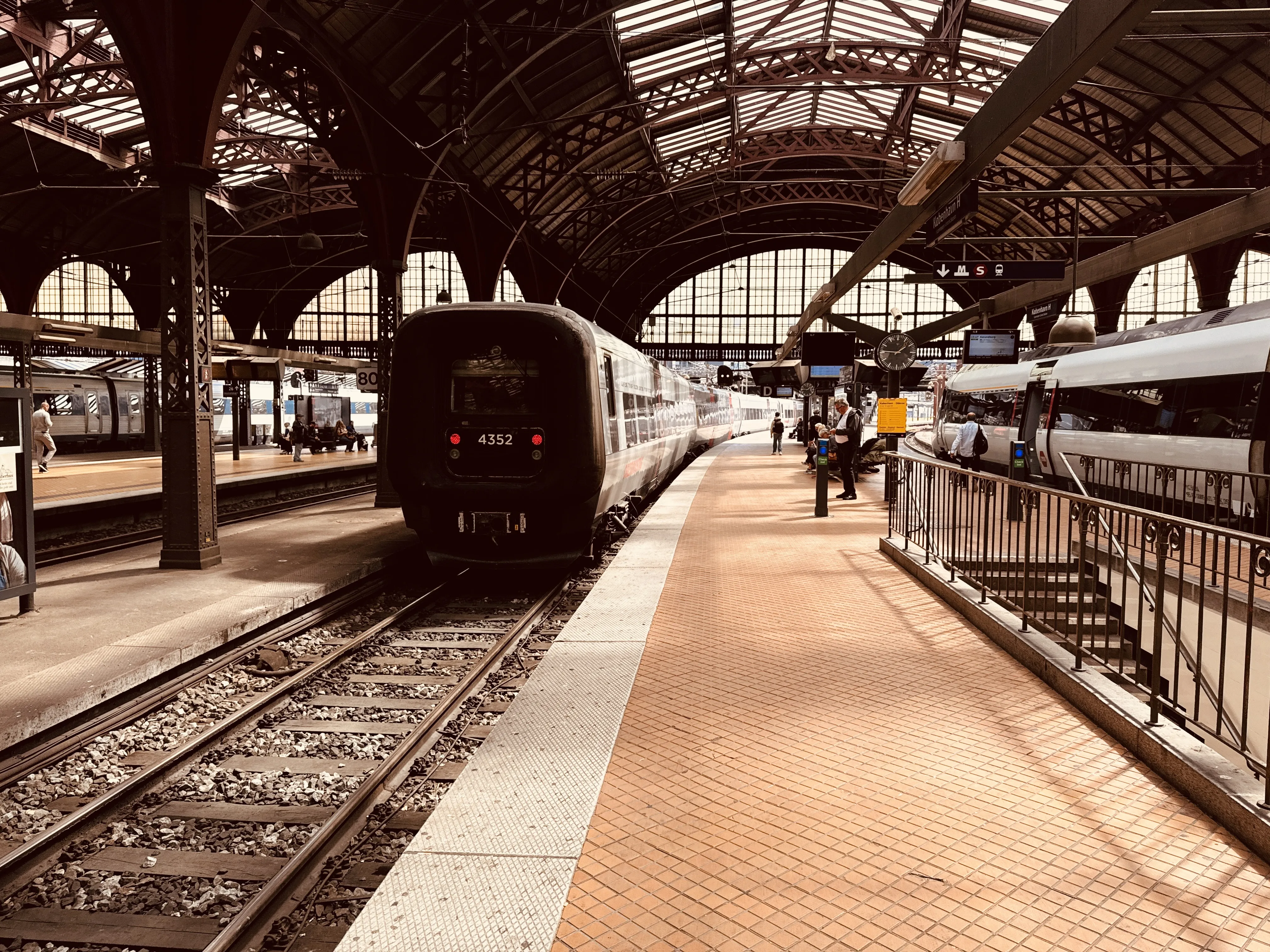 Billede af DSB ET 4352 fotograferet ud for København Hovedbanegård.