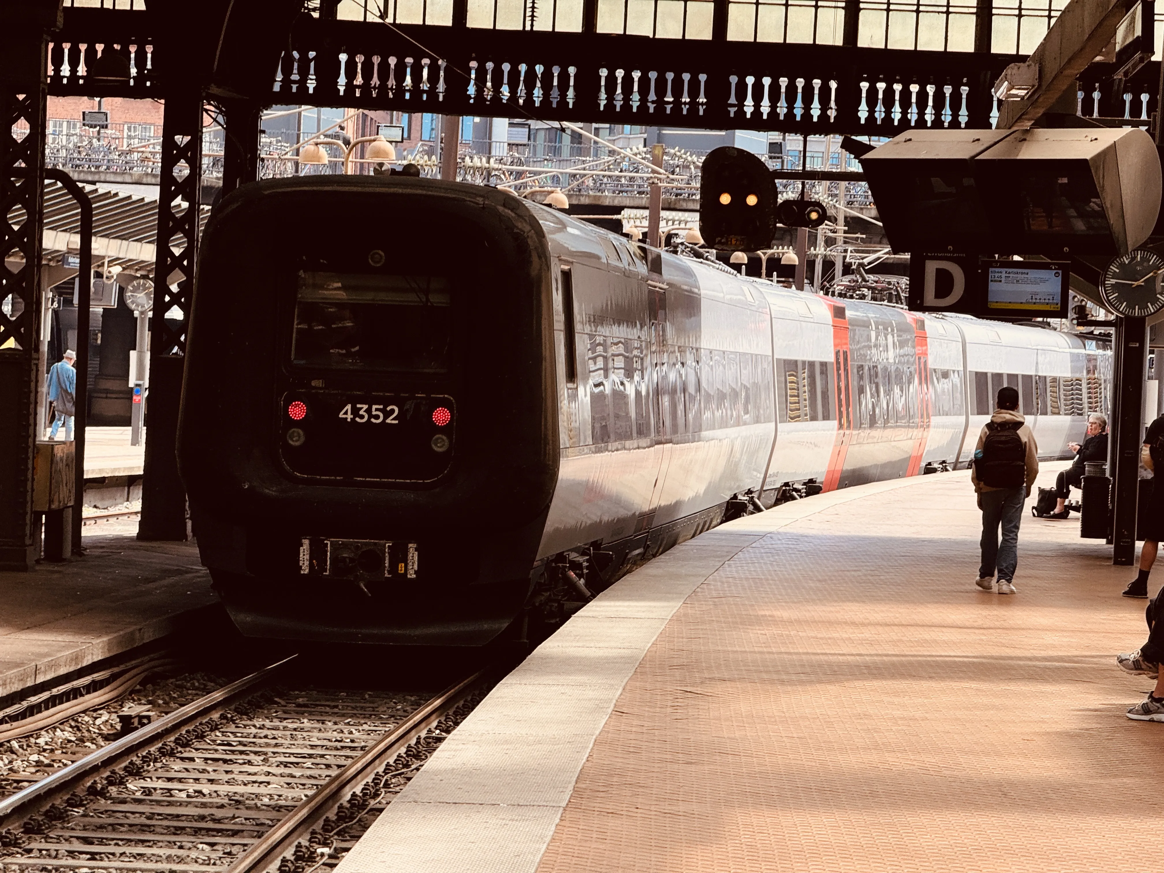 Billede af DSB ET 4352 fotograferet ud for København Hovedbanegård.