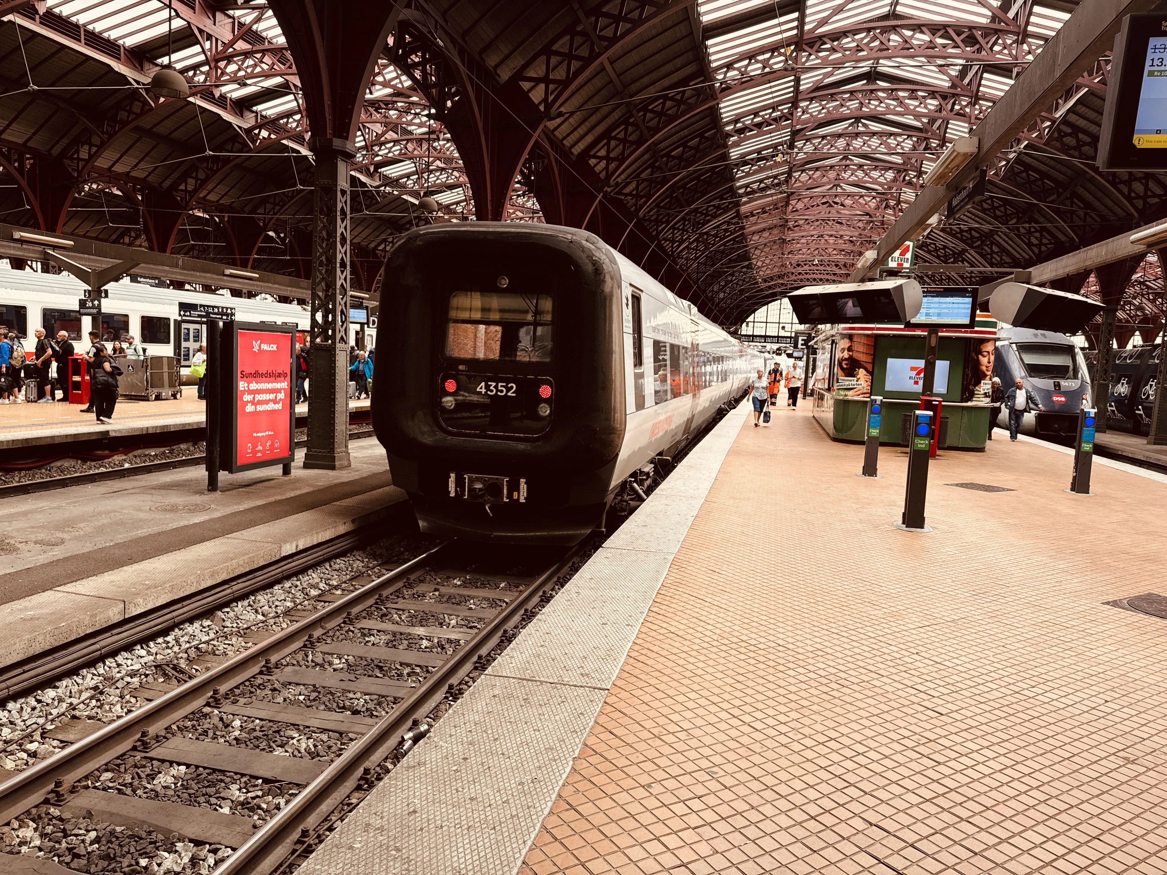 Billede af DSB ET 4352 fotograferet ud for København Hovedbanegård.