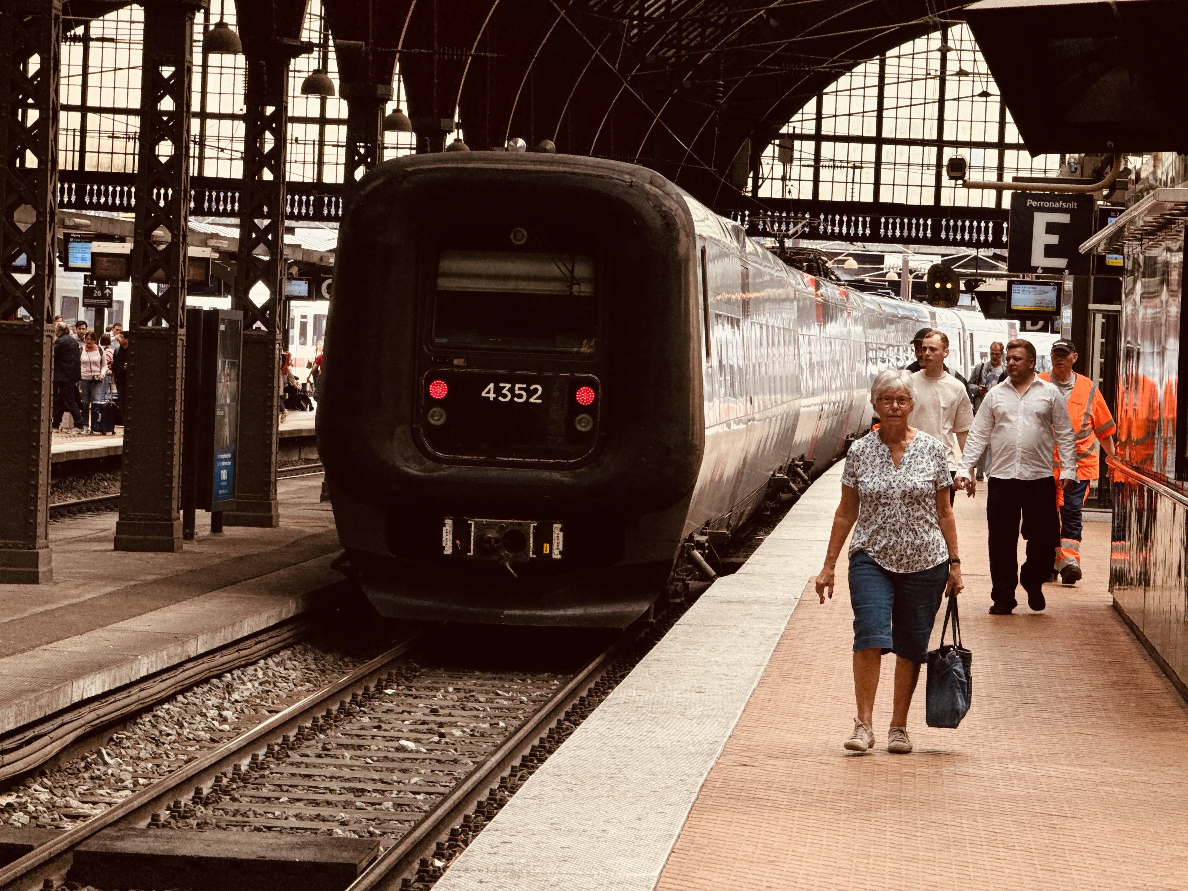 Billede af DSB ET 4352 fotograferet ud for København Hovedbanegård.