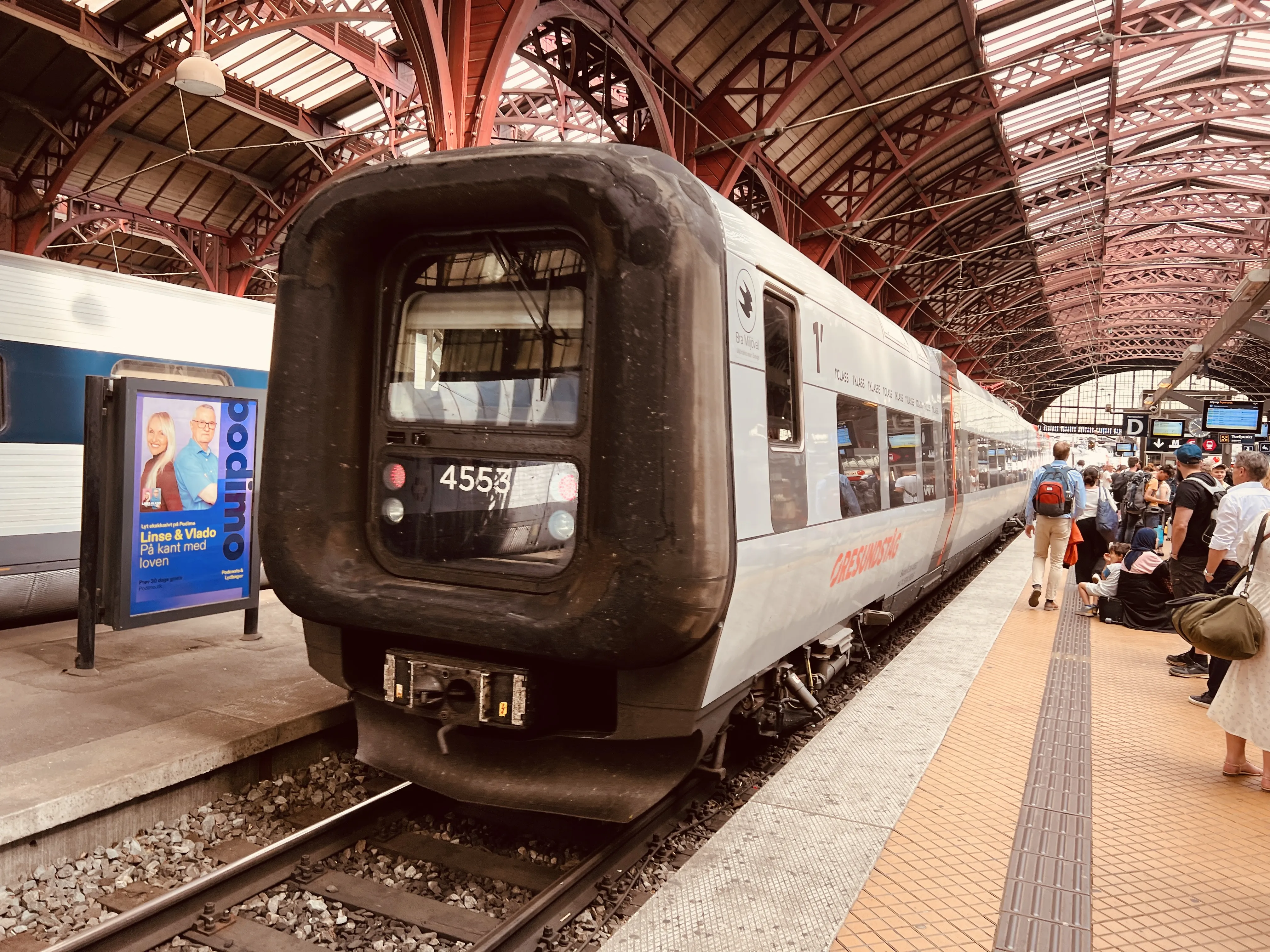 Billede af DSB ET 4353 fotograferet ud for København Hovedbanegård.