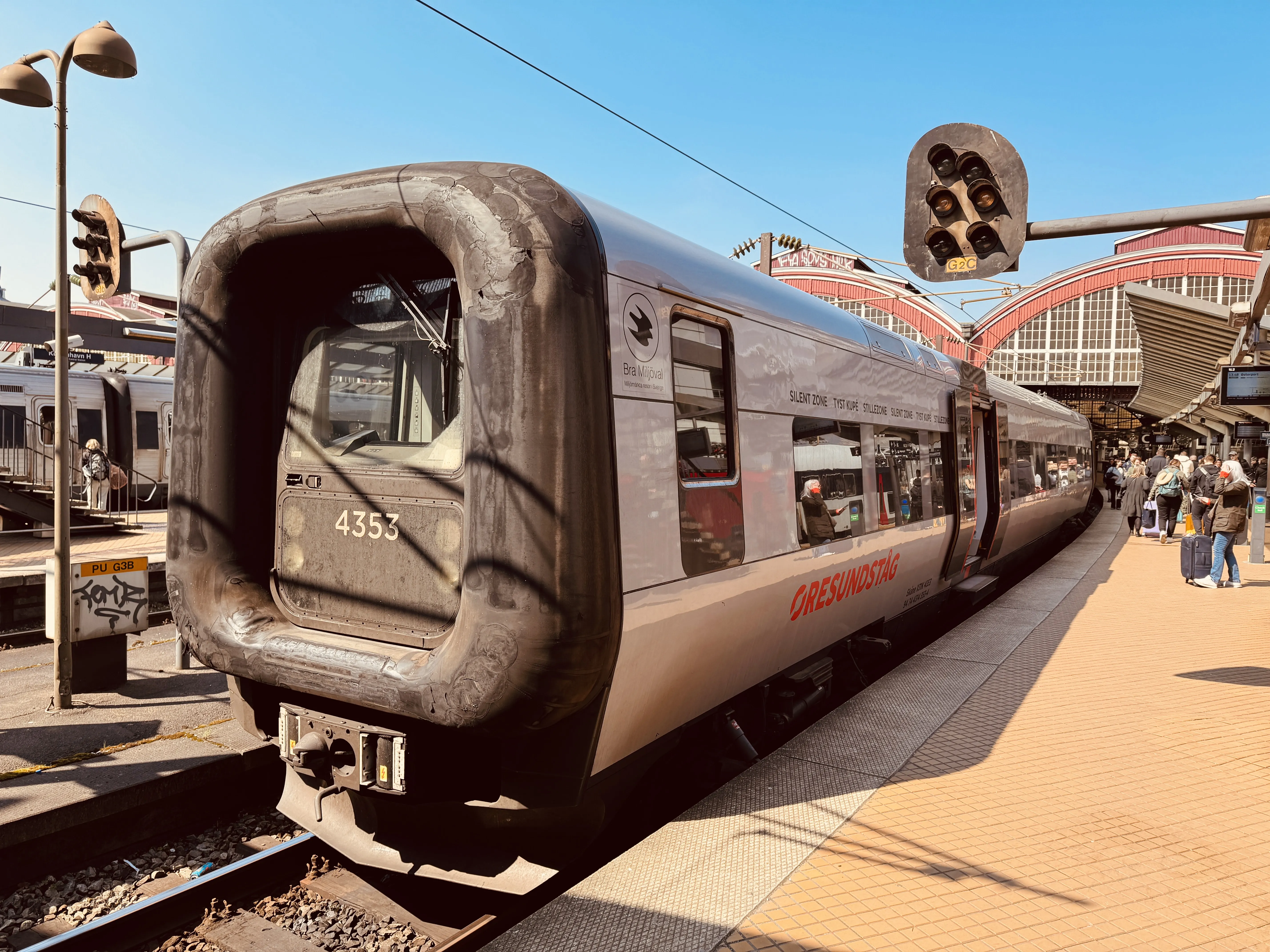 Billede af DSB ET 4353 fotograferet ud for København Hovedbanegård.