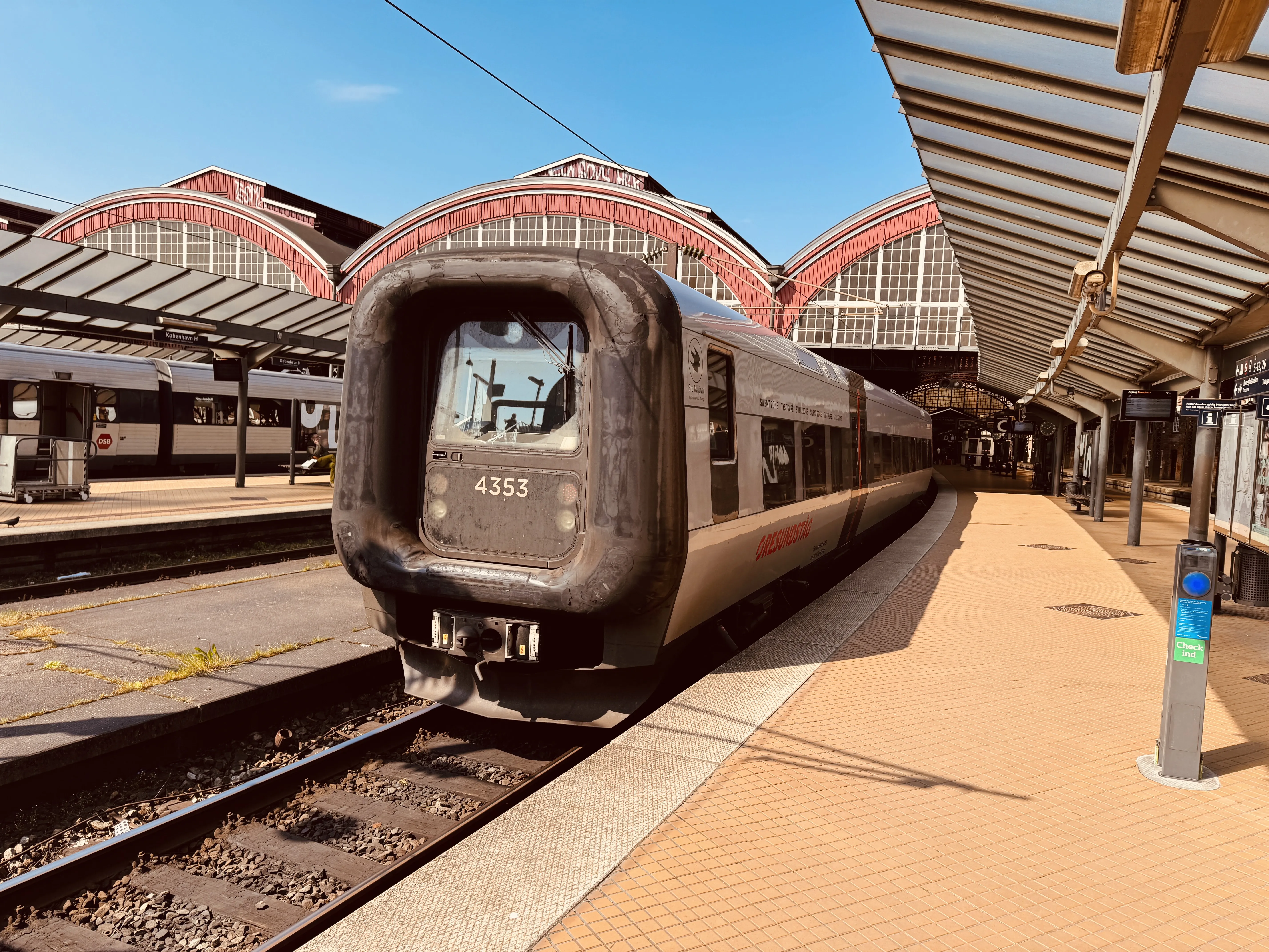 Billede af DSB ET 4353 fotograferet ud for København Hovedbanegård.