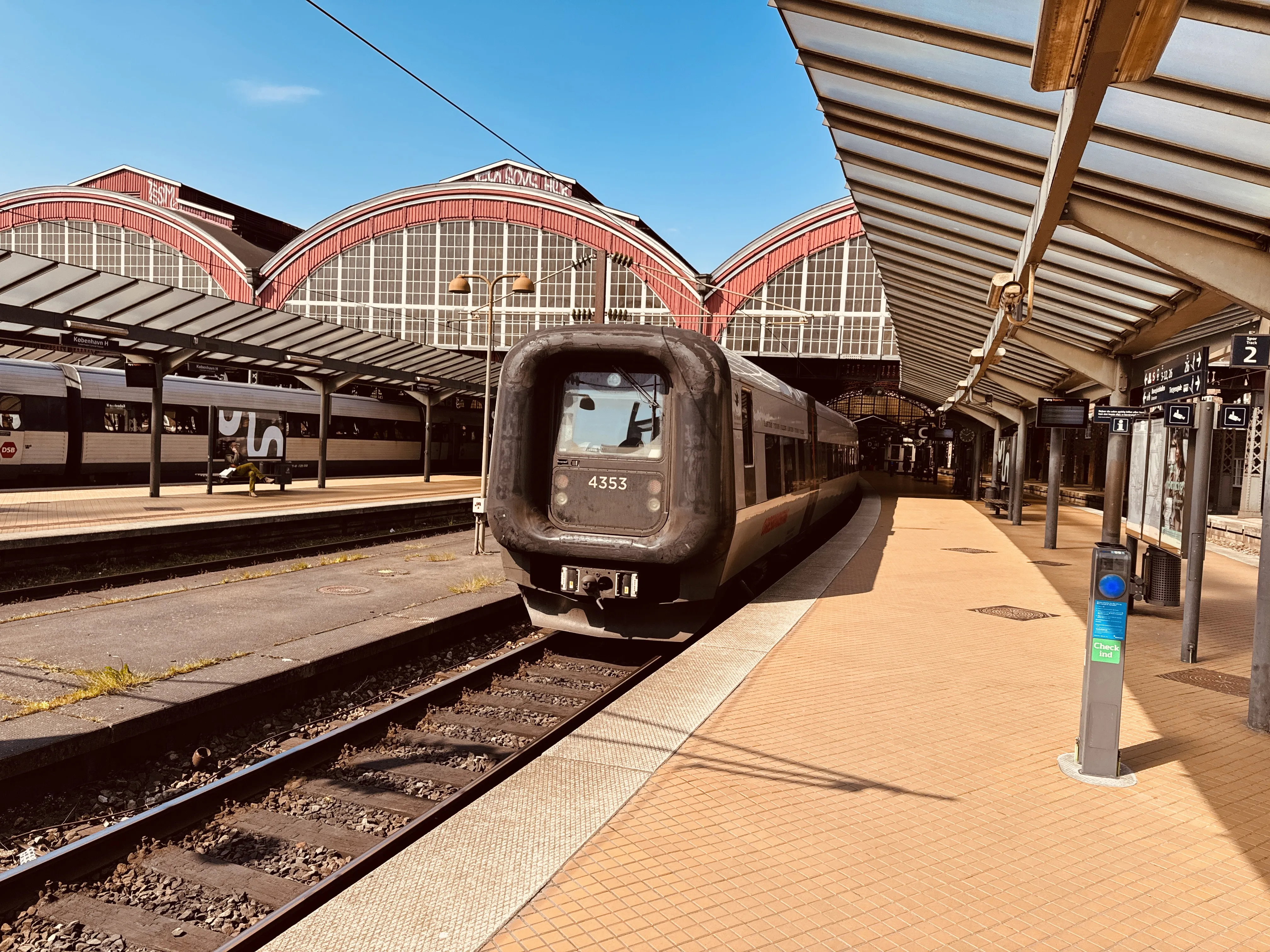 Billede af DSB ET 4353 fotograferet ud for København Hovedbanegård.