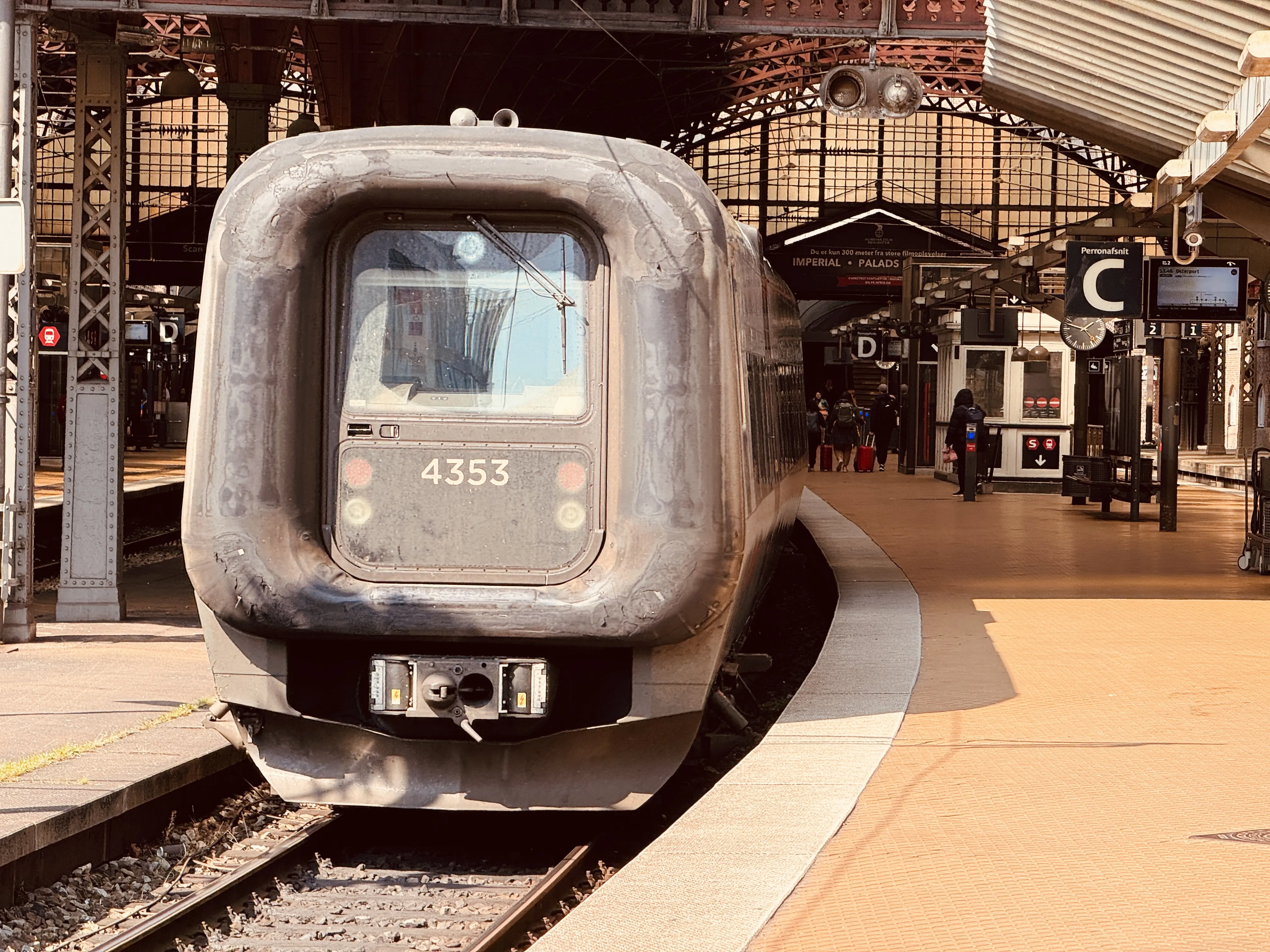 Billede af DSB ET 4353 fotograferet ud for København Hovedbanegård.