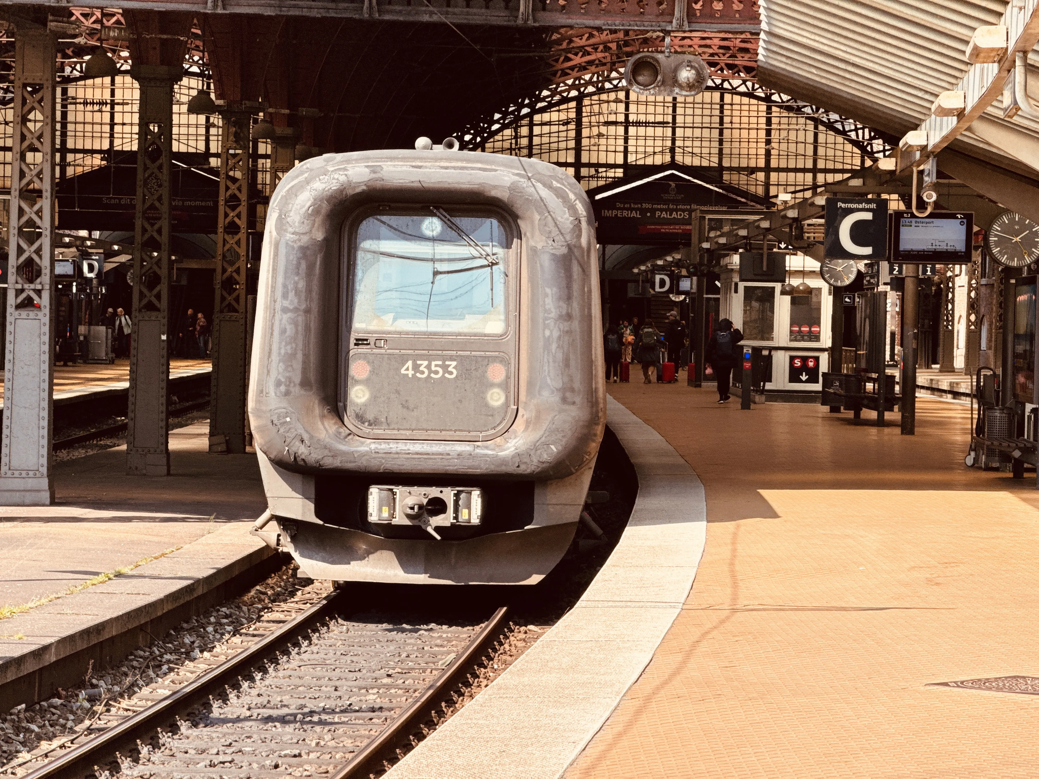 Billede af DSB ET 4353 fotograferet ud for København Hovedbanegård.