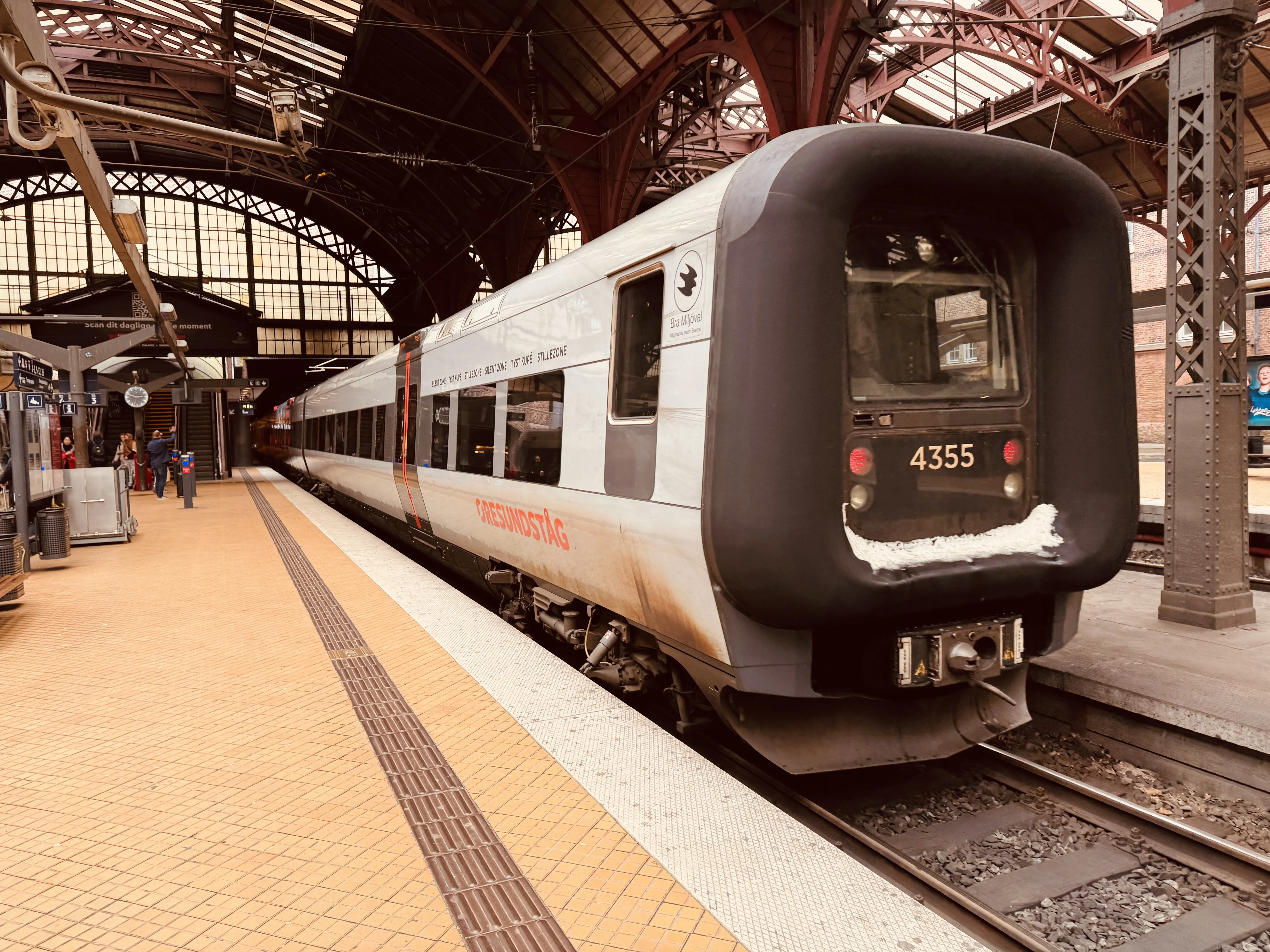 Billede af DSB ET 4355 fotograferet ud for København Hovedbanegård.