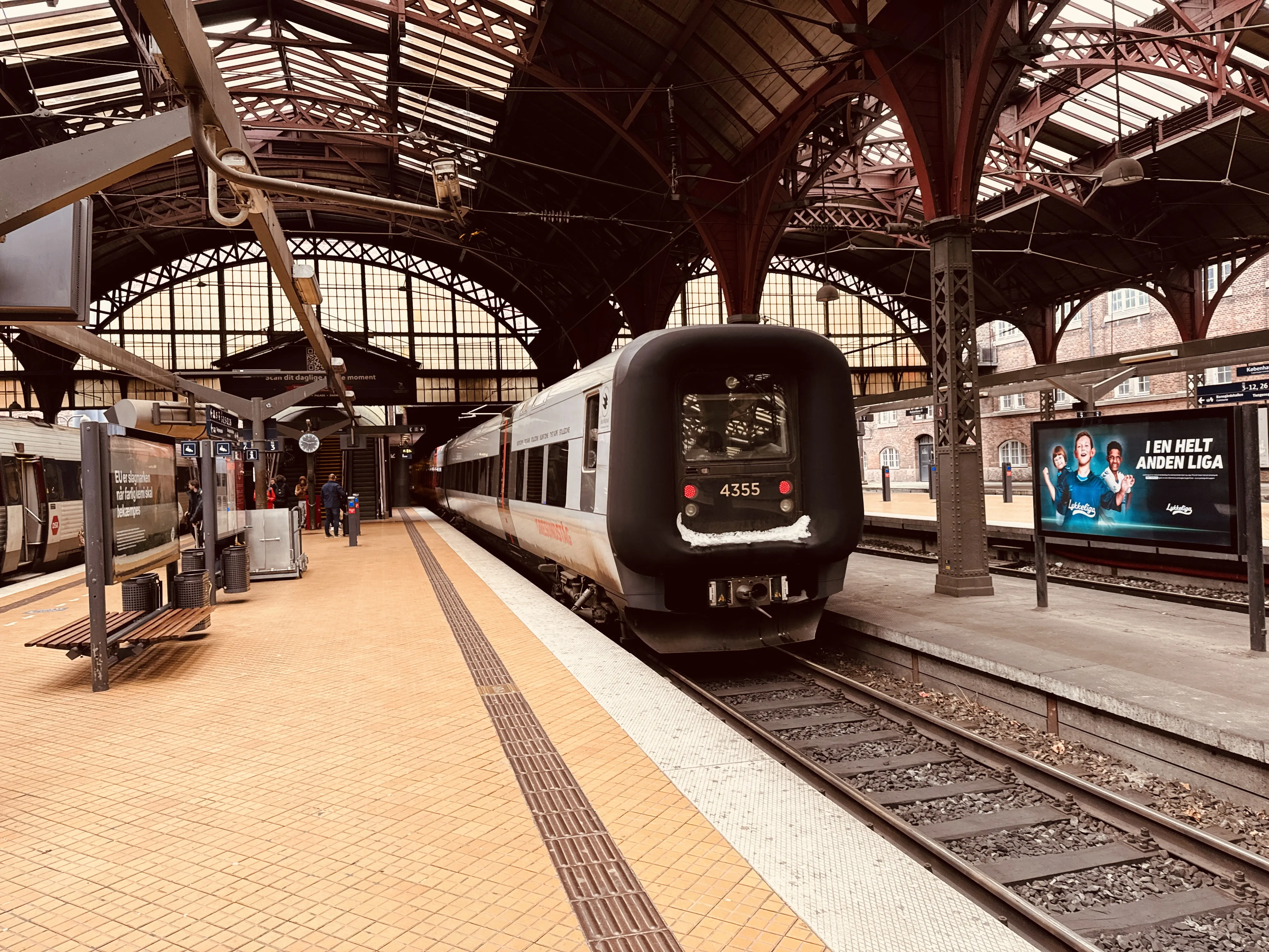 Billede af DSB ET 4355 fotograferet ud for København Hovedbanegård.