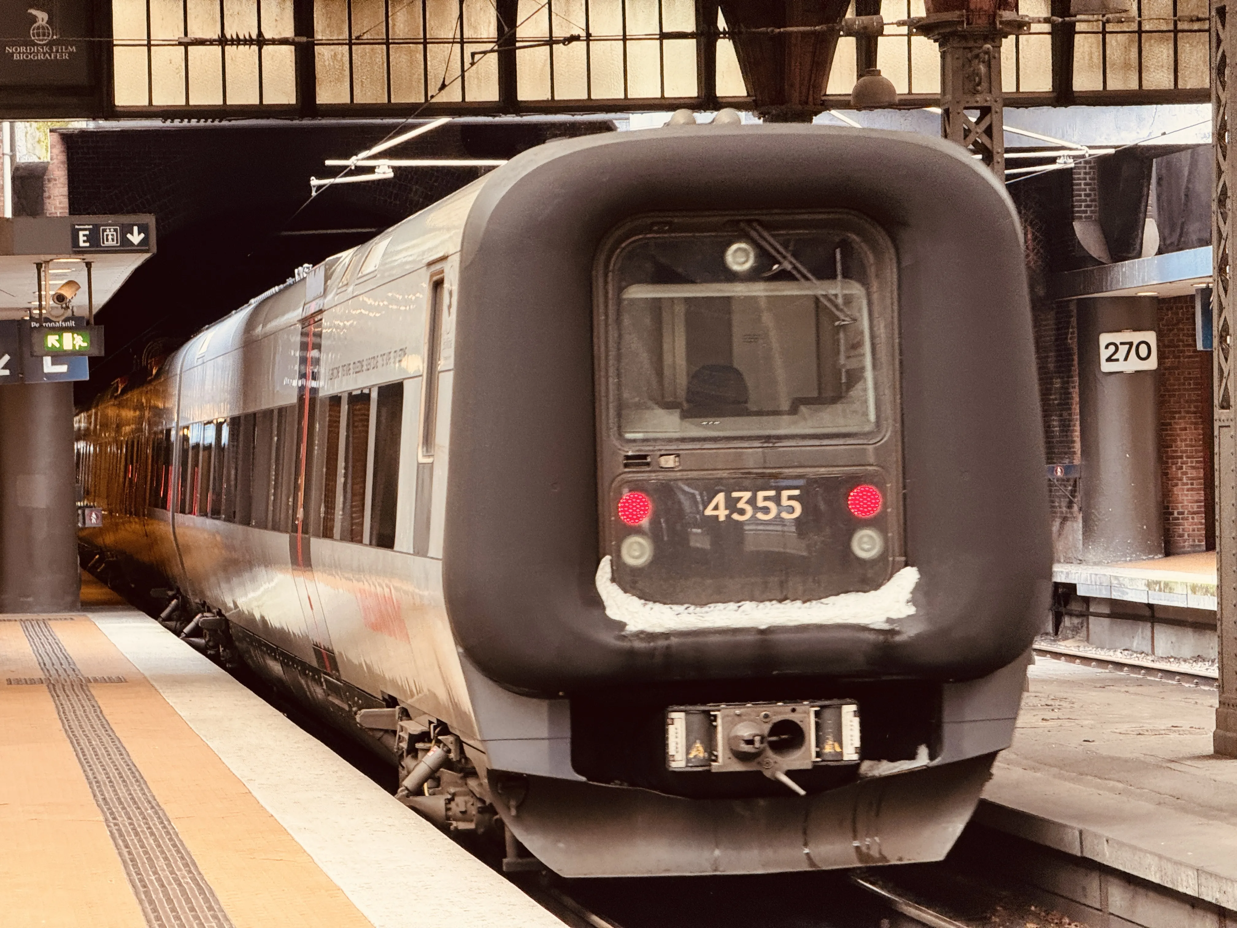 Billede af DSB ET 4355 fotograferet ud for København Hovedbanegård.