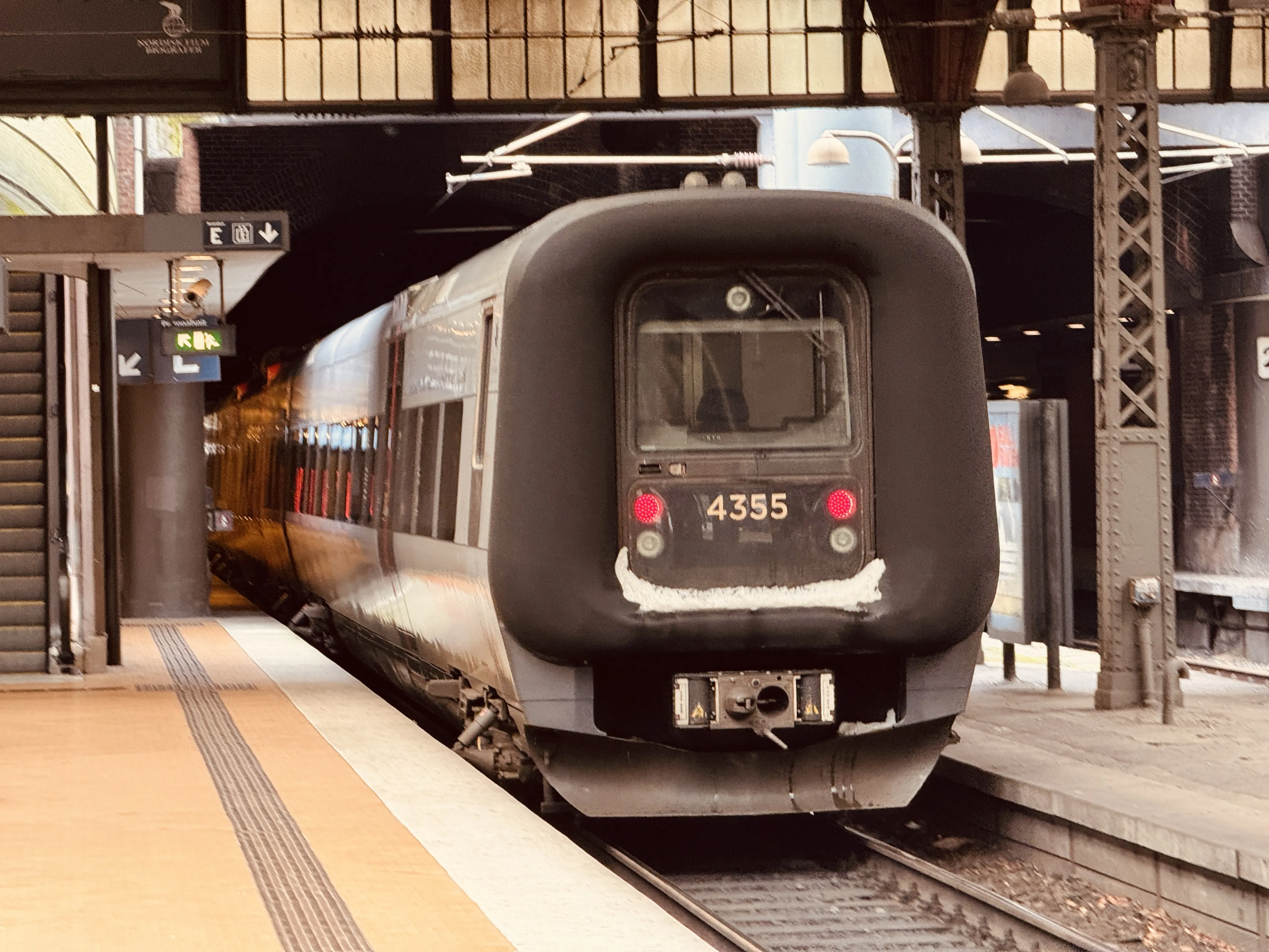 Billede af DSB ET 4355 fotograferet ud for København Hovedbanegård.