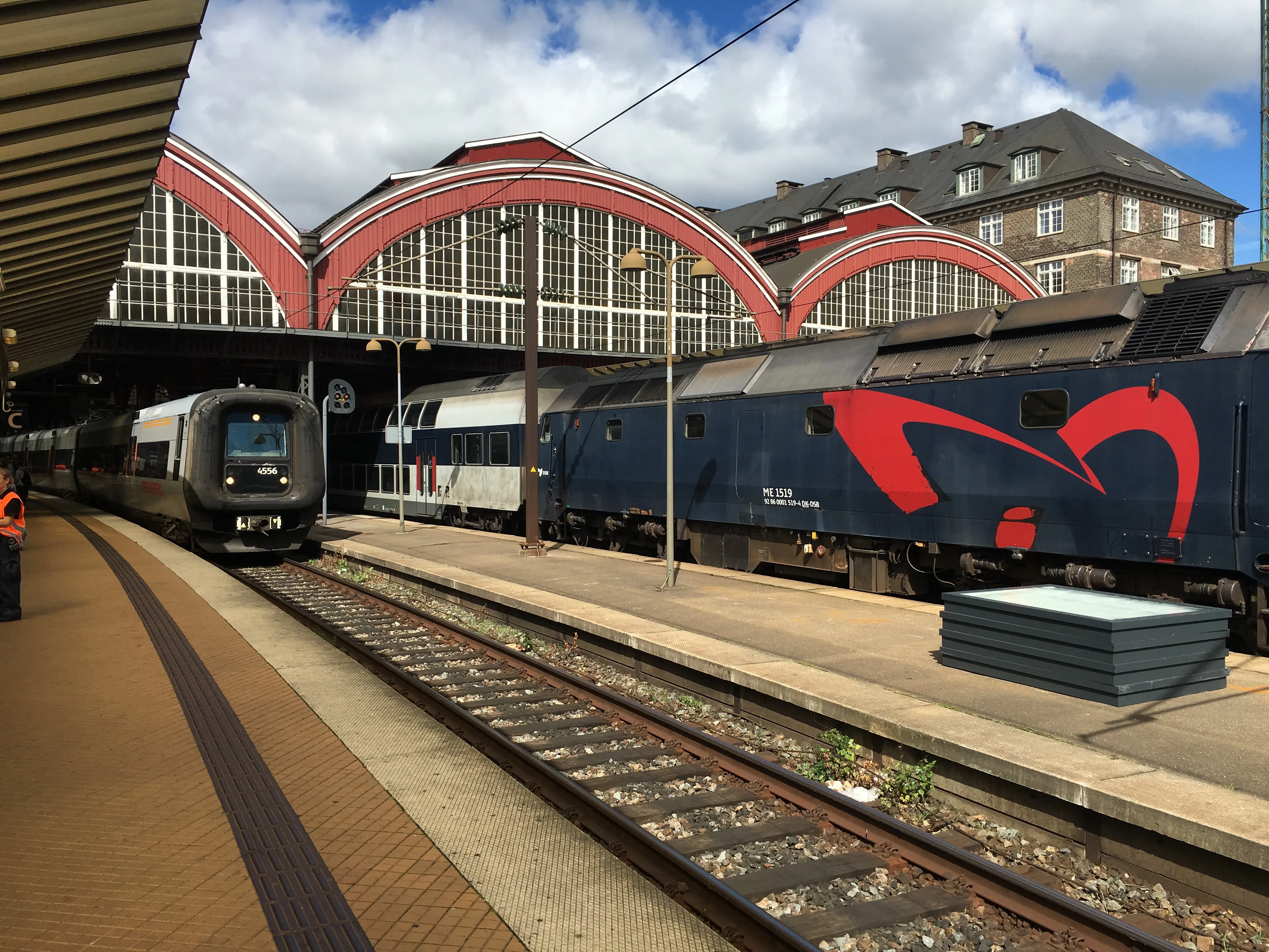 Billede af DSB ET 4356 fotograferet ud for København Hovedbanegård.