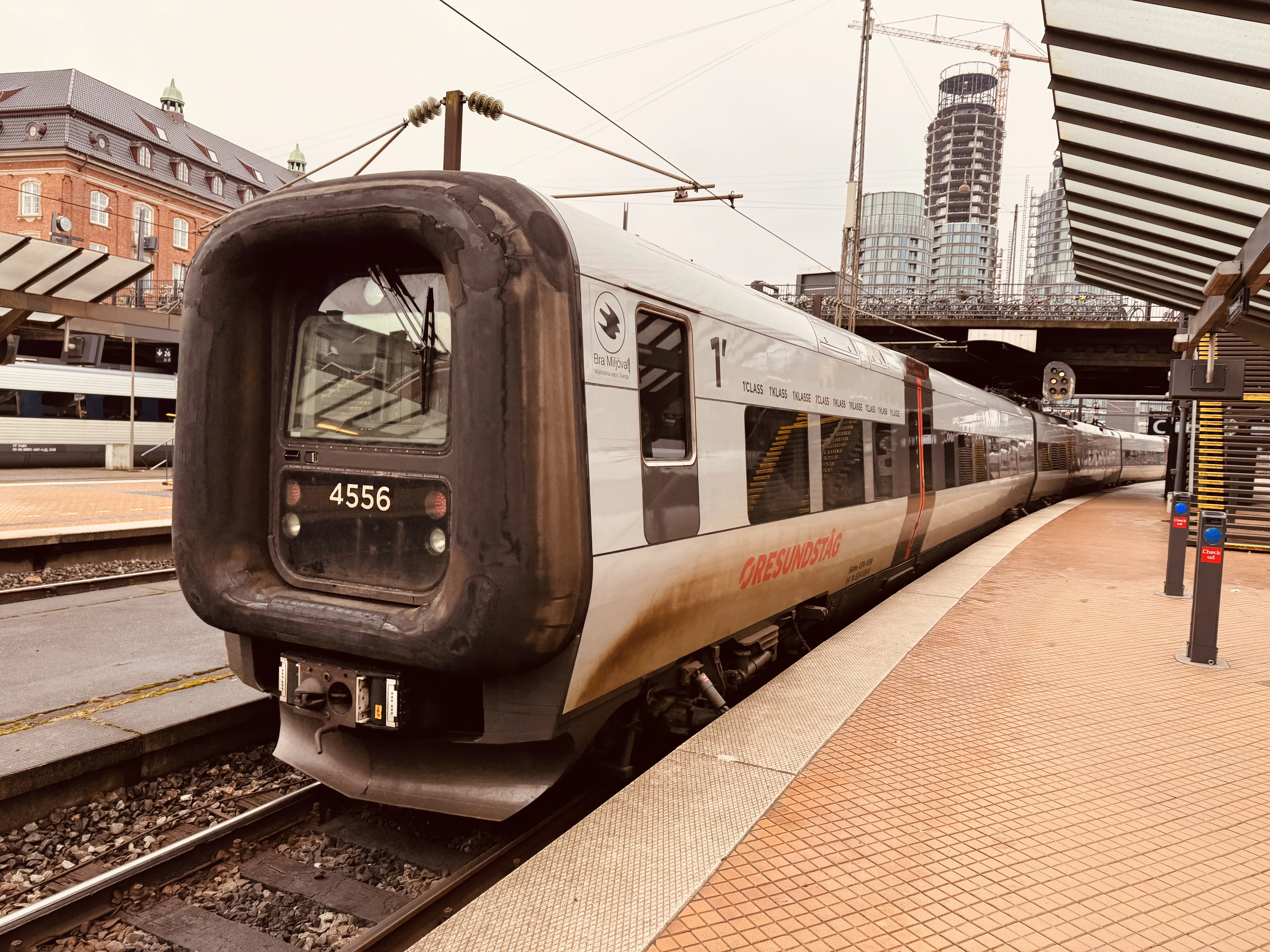 Billede af DSB ET 4356 fotograferet ud for København Hovedbanegård.