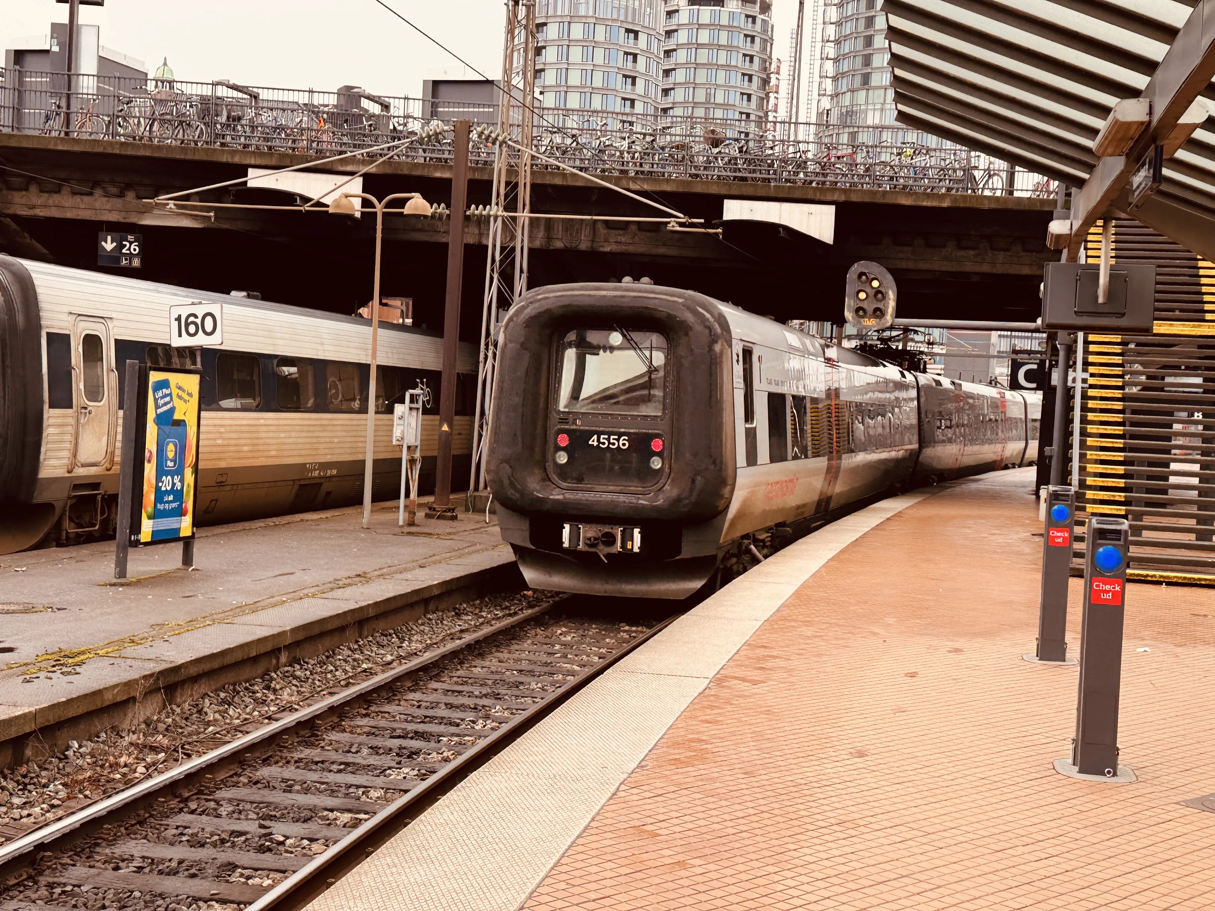 Billede af DSB ET 4356 fotograferet ud for København Hovedbanegård.